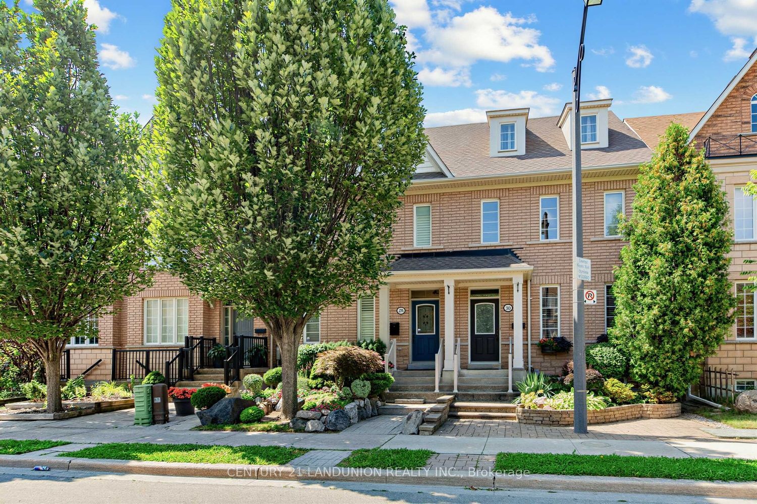 28 Herzberg Gardens, Toronto, On M3j 3p4