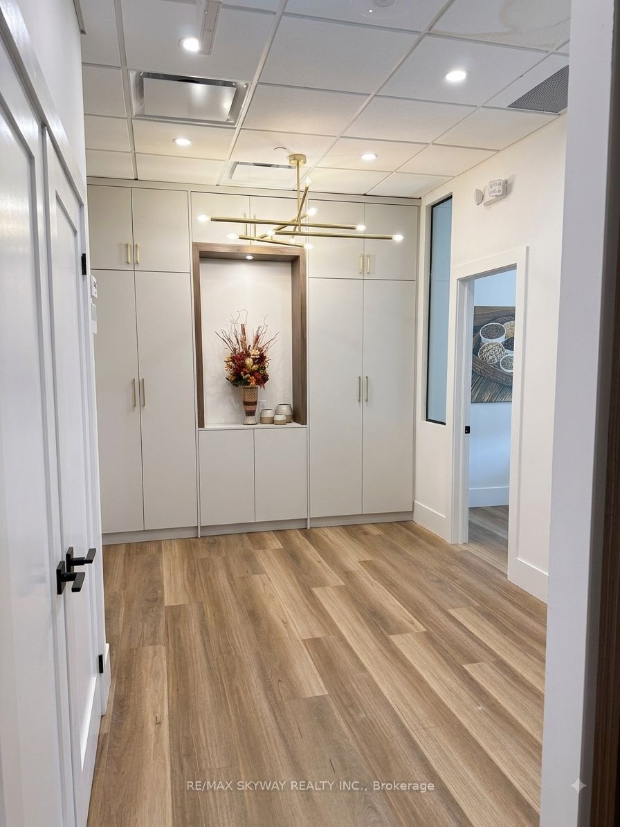 1670 North Service Road E 215, Oakville, On L6h 7g3