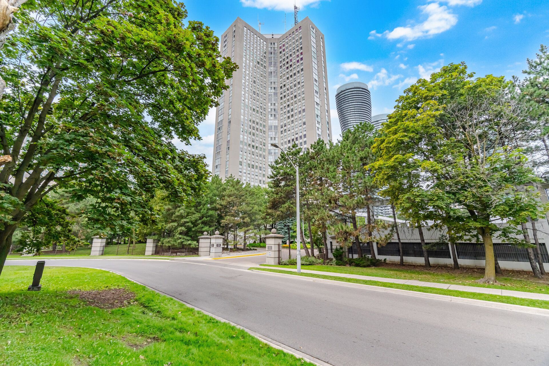 3650 Kaneff Crescent 2601, Mississauga, On L5a 4a1