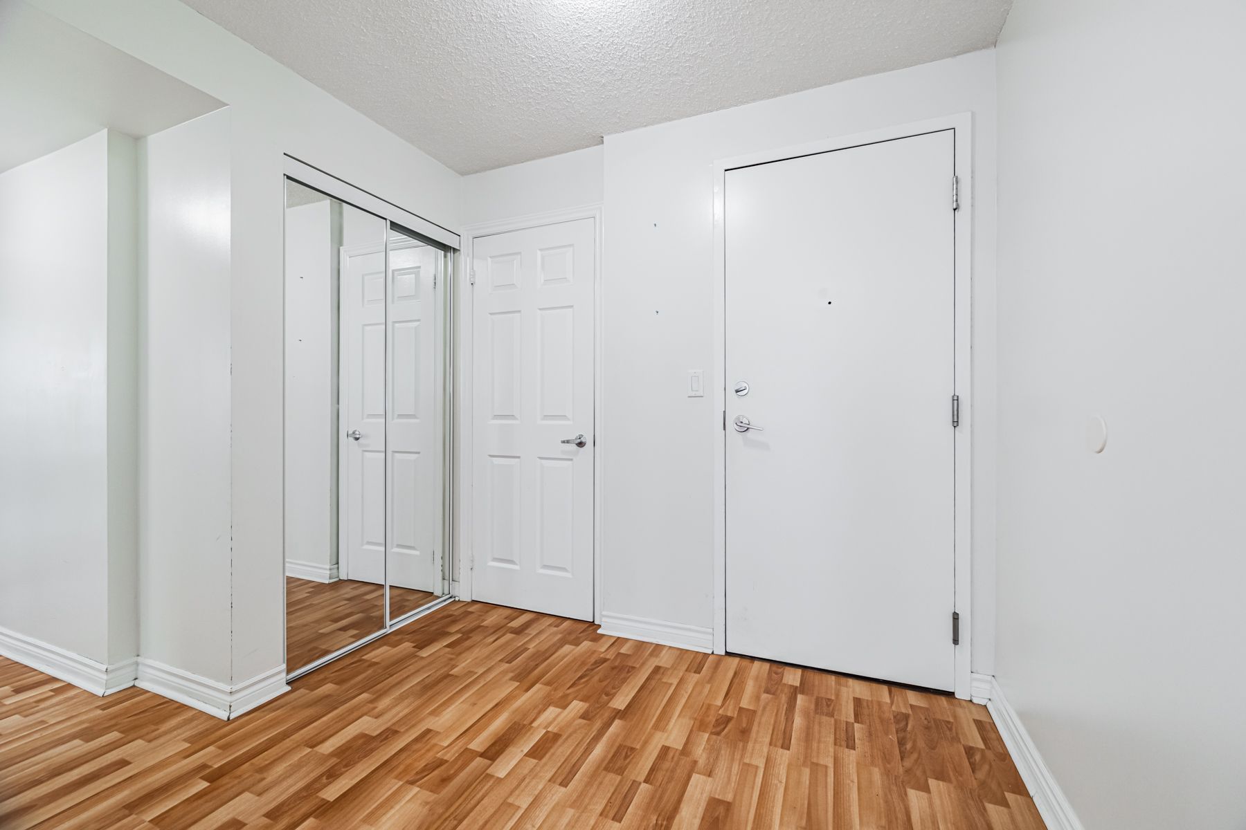 3888 Duke Of York Boulevard 525, Mississauga, On L5b 4p5