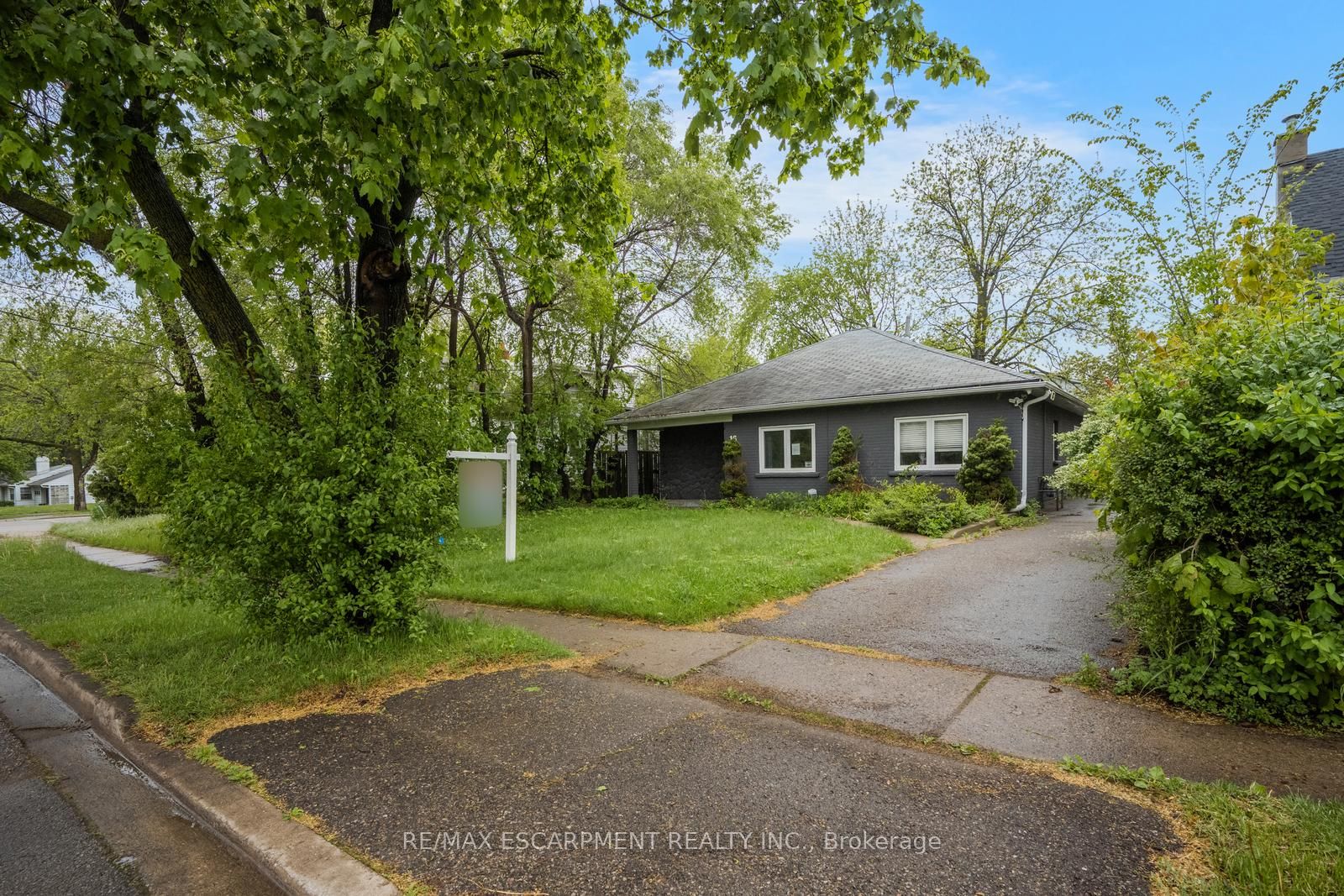 16 Woodward Avenue, Brampton, On L6v 1k1