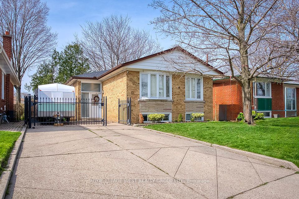 12 Leavenworth Crescent, Toronto, On M9c 1t4