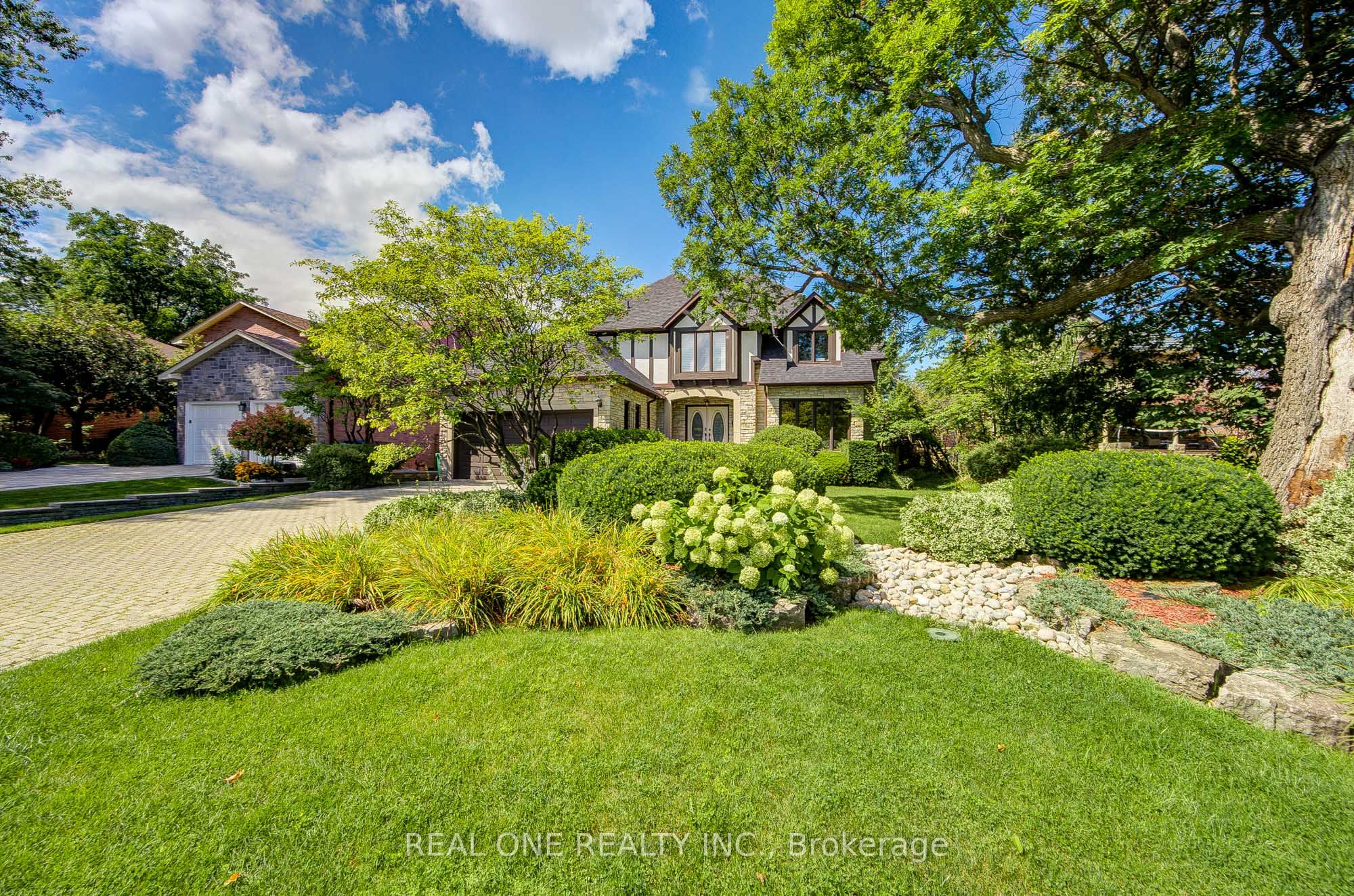 2025 Burbank Drive, Mississauga, On L5l 2t6