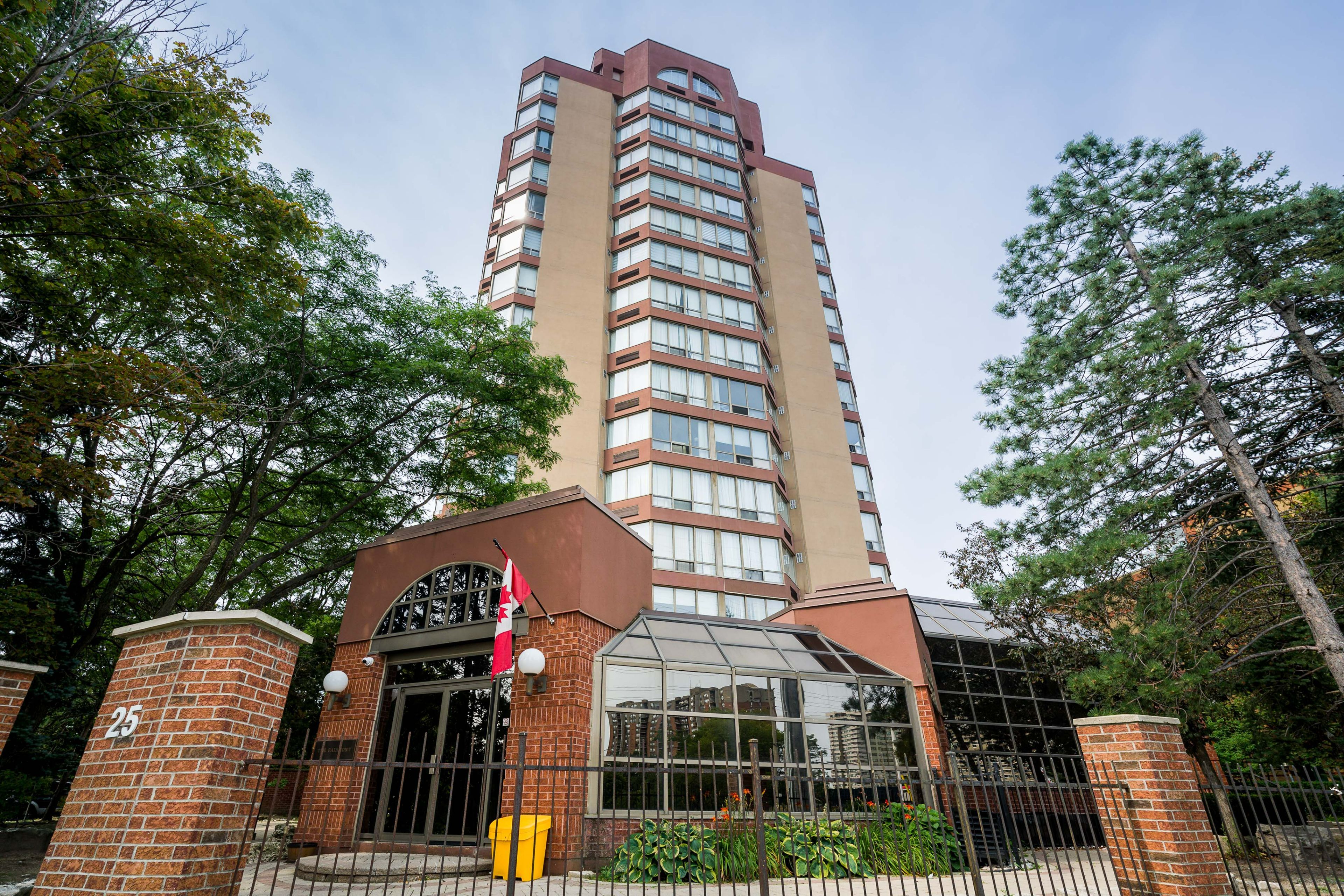 25 Fairview Road W Uph4, Mississauga, On L5b 3y8