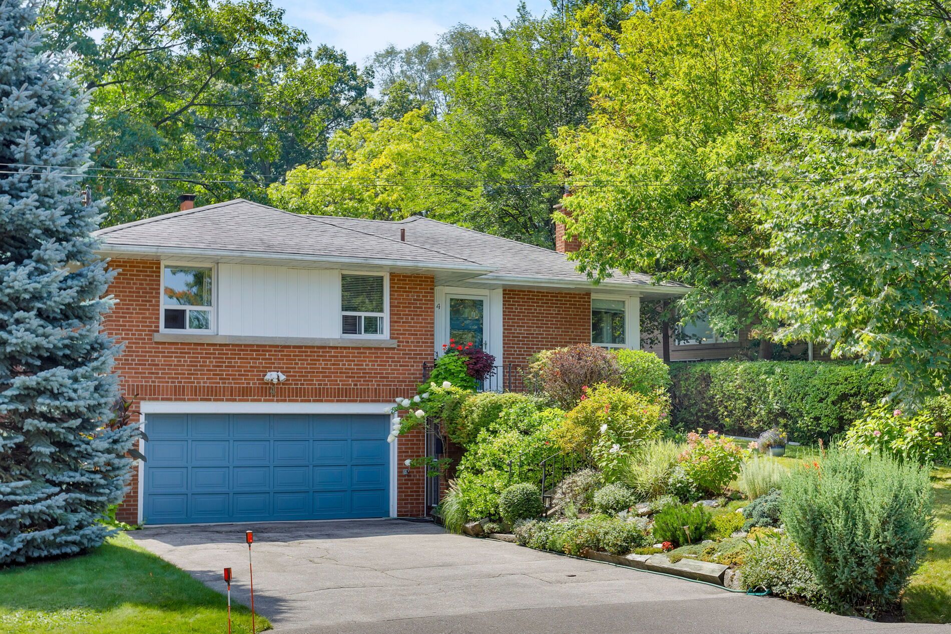 4 Ivy Lea Crescent, Toronto, On M8y 2b2