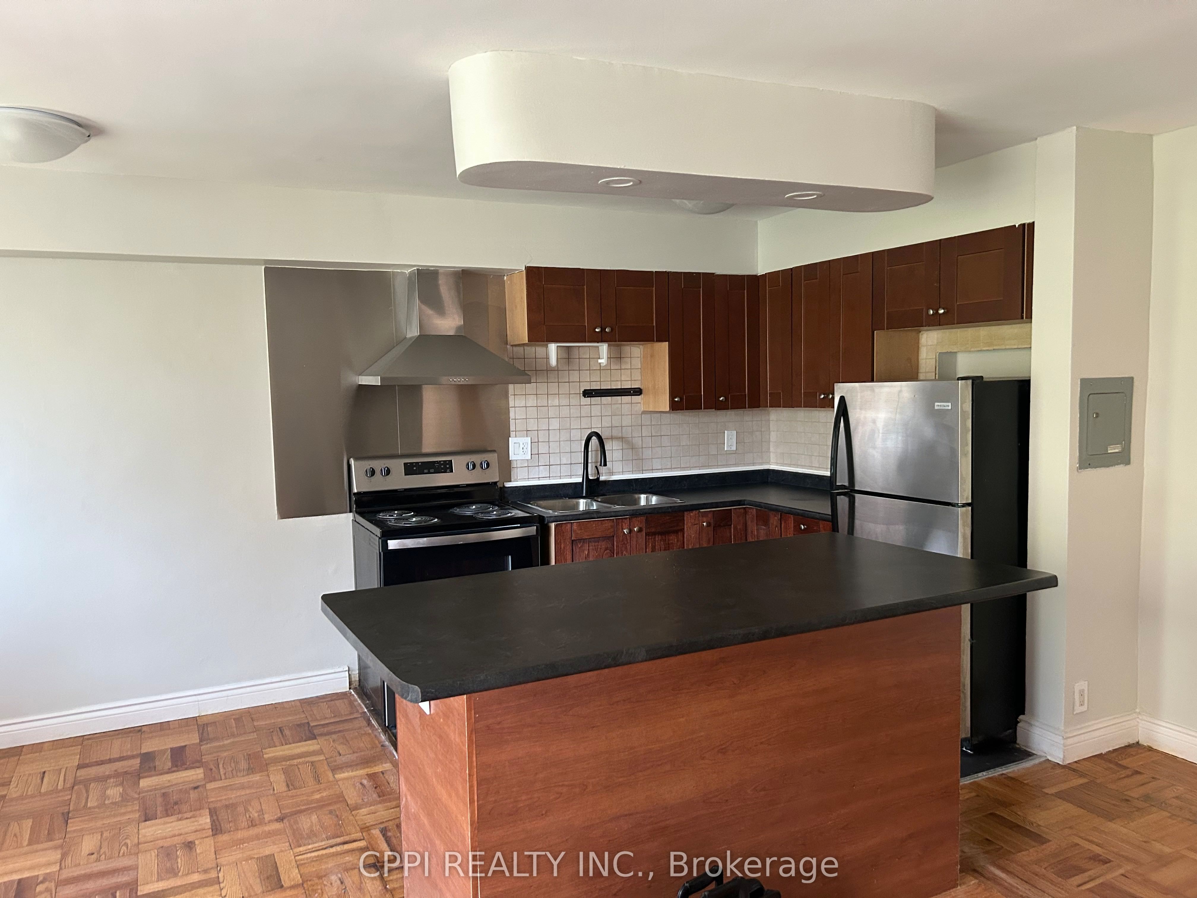3 Hill Heights Road 202, Toronto, On M8y 1z1