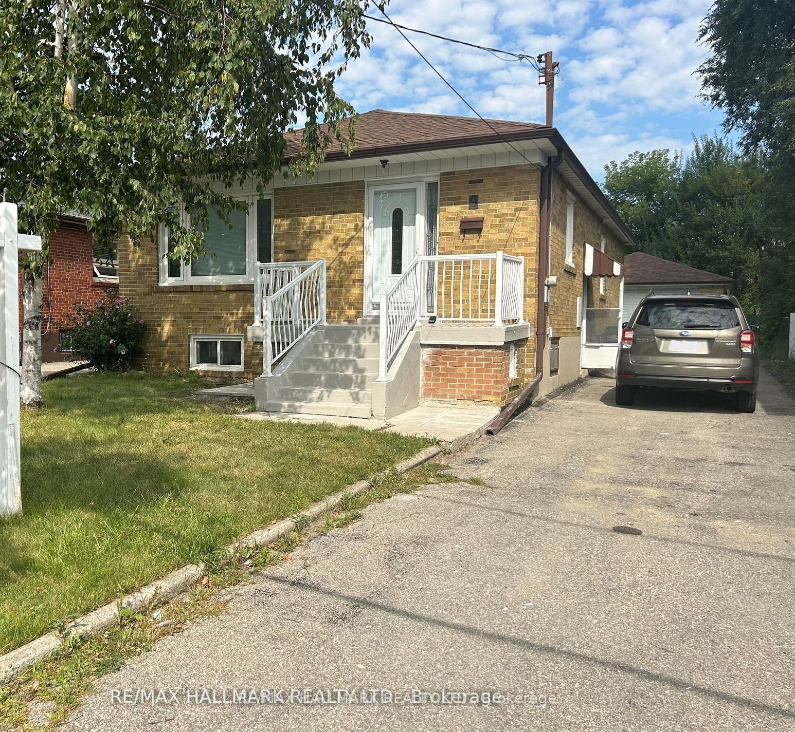 9 Macleod Street Main, Toronto, On M6l 2m7