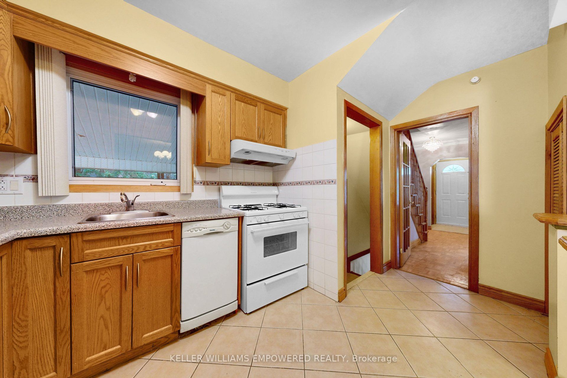 3 Hilldale Road, Toronto, On M6n 3y1