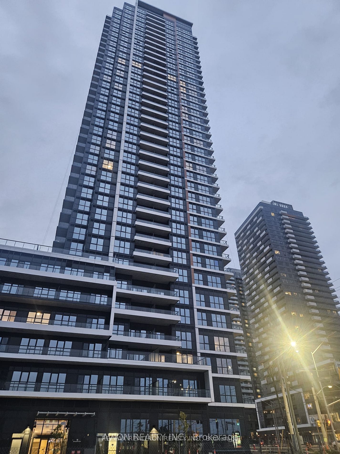 15 Watergarden Drive 515, Mississauga, On L5r 0g8