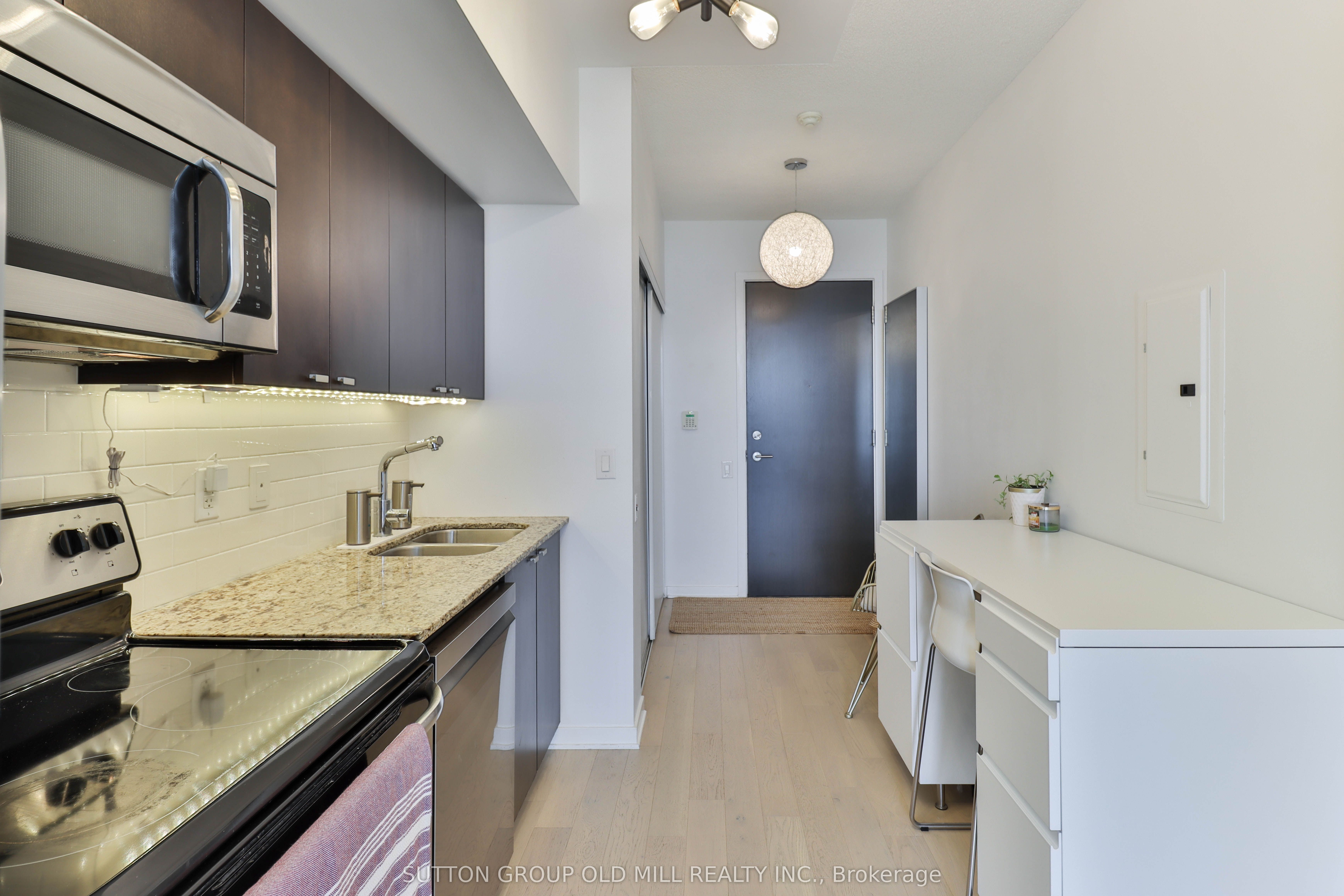 105 The Queensway 2709, Toronto, On M6s 5b5
