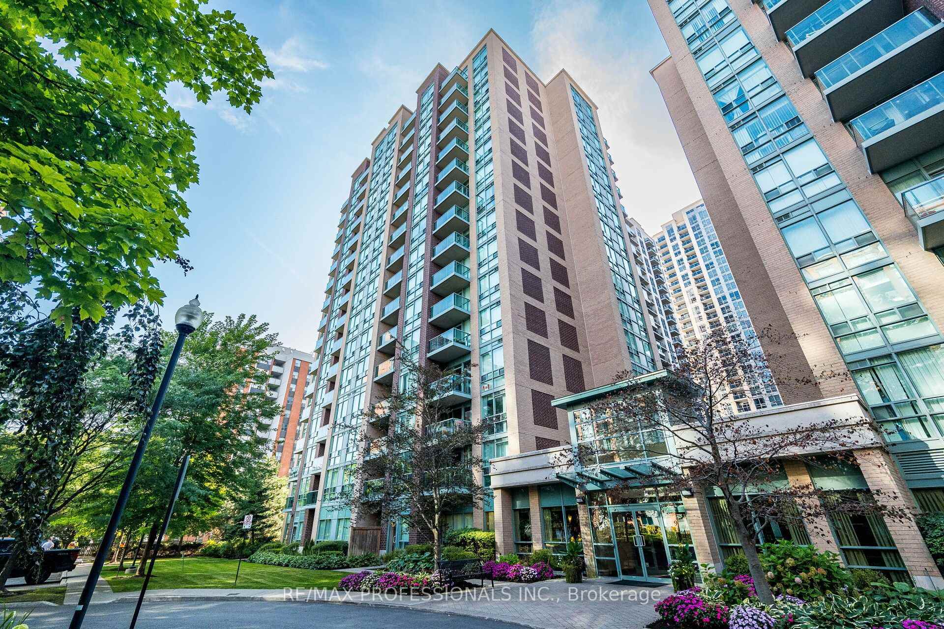7 Michael Power Place 101, Toronto, On M9a 0a4
