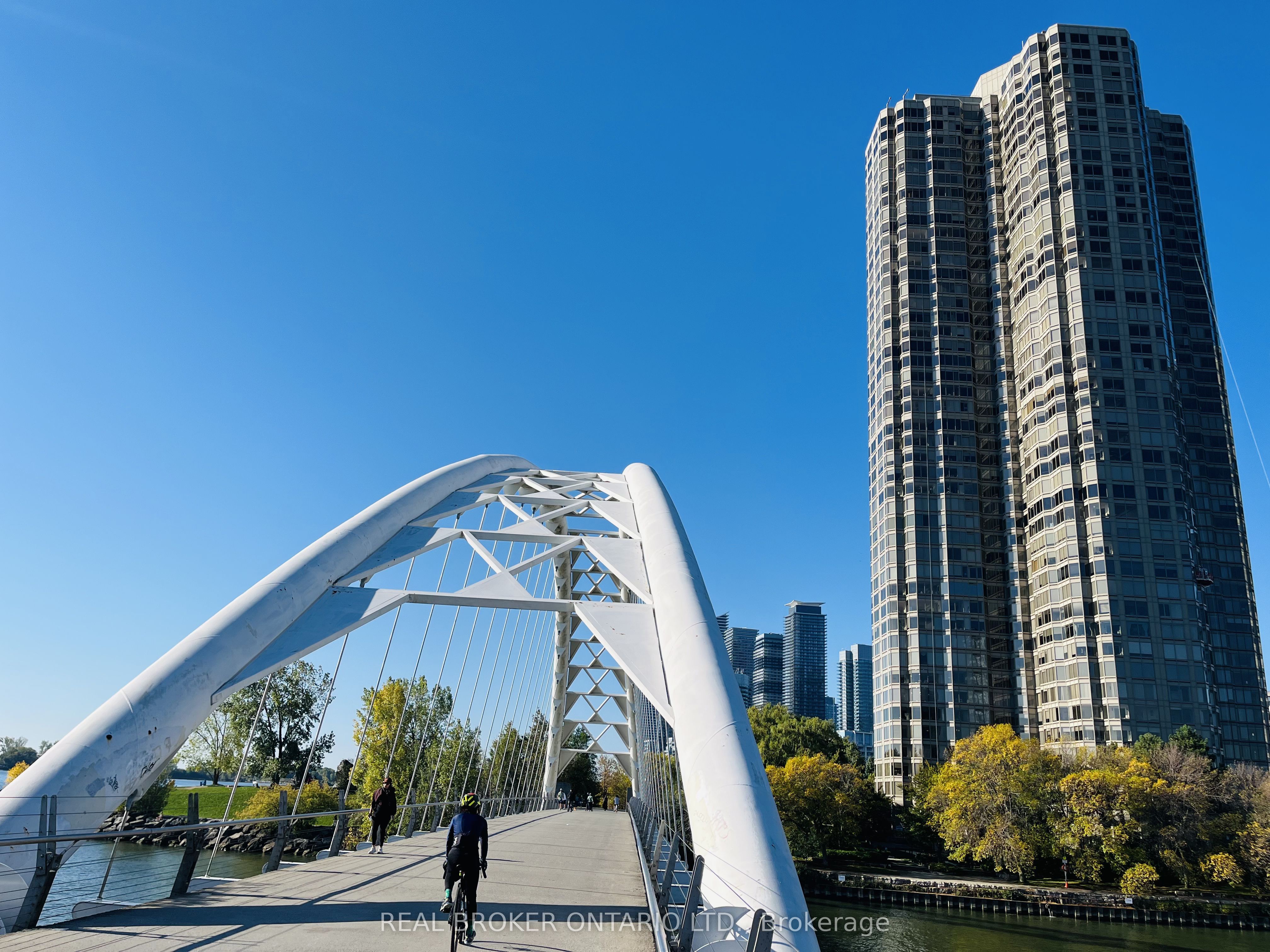 1 Palace Pier Court 304, Toronto, On M8v 3w9