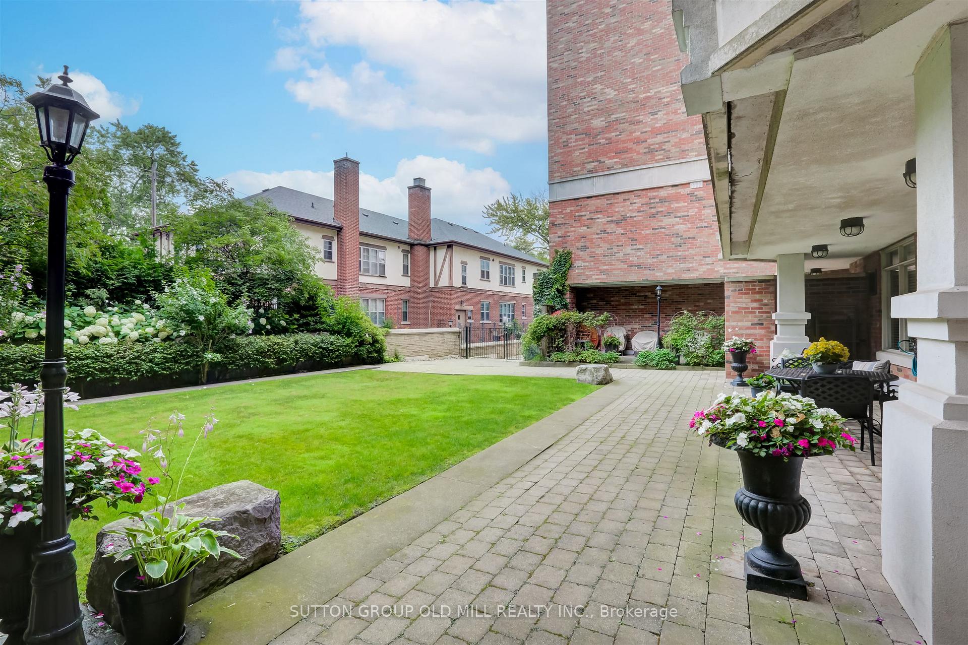 12 Old Mill Trail 203, Toronto, On M8x 2z4