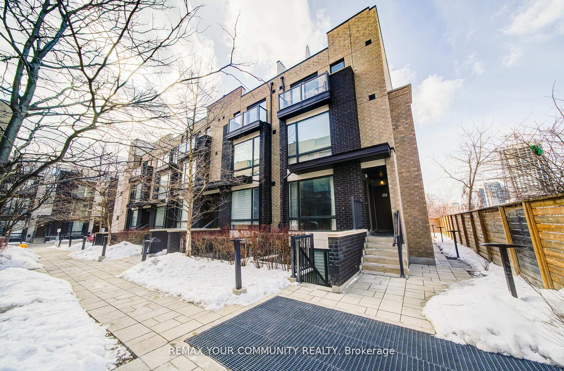 34 Fieldway Road 146, Toronto, On M8z 0e3