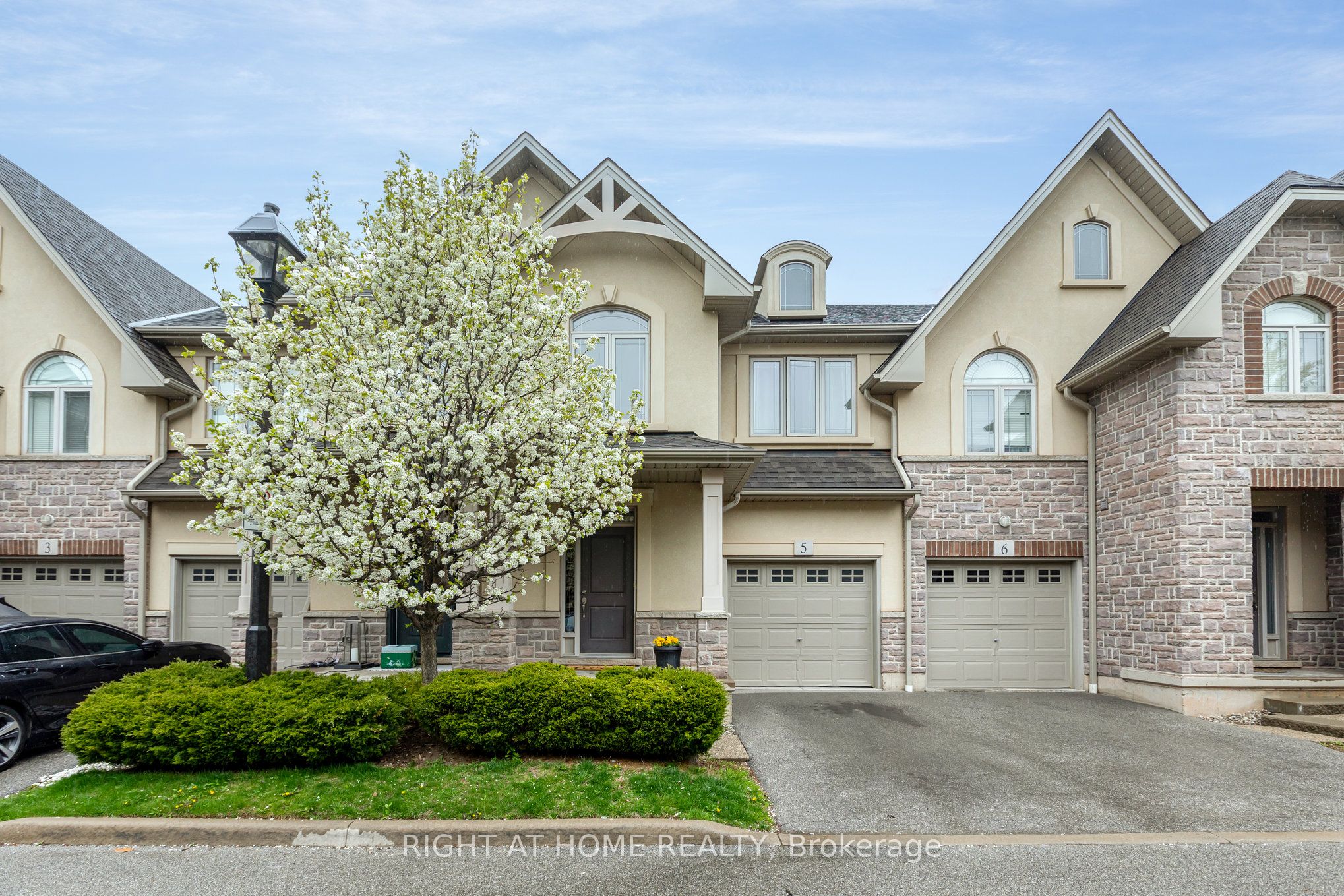 5056 New Street 5, Burlington, On L7l 1v1