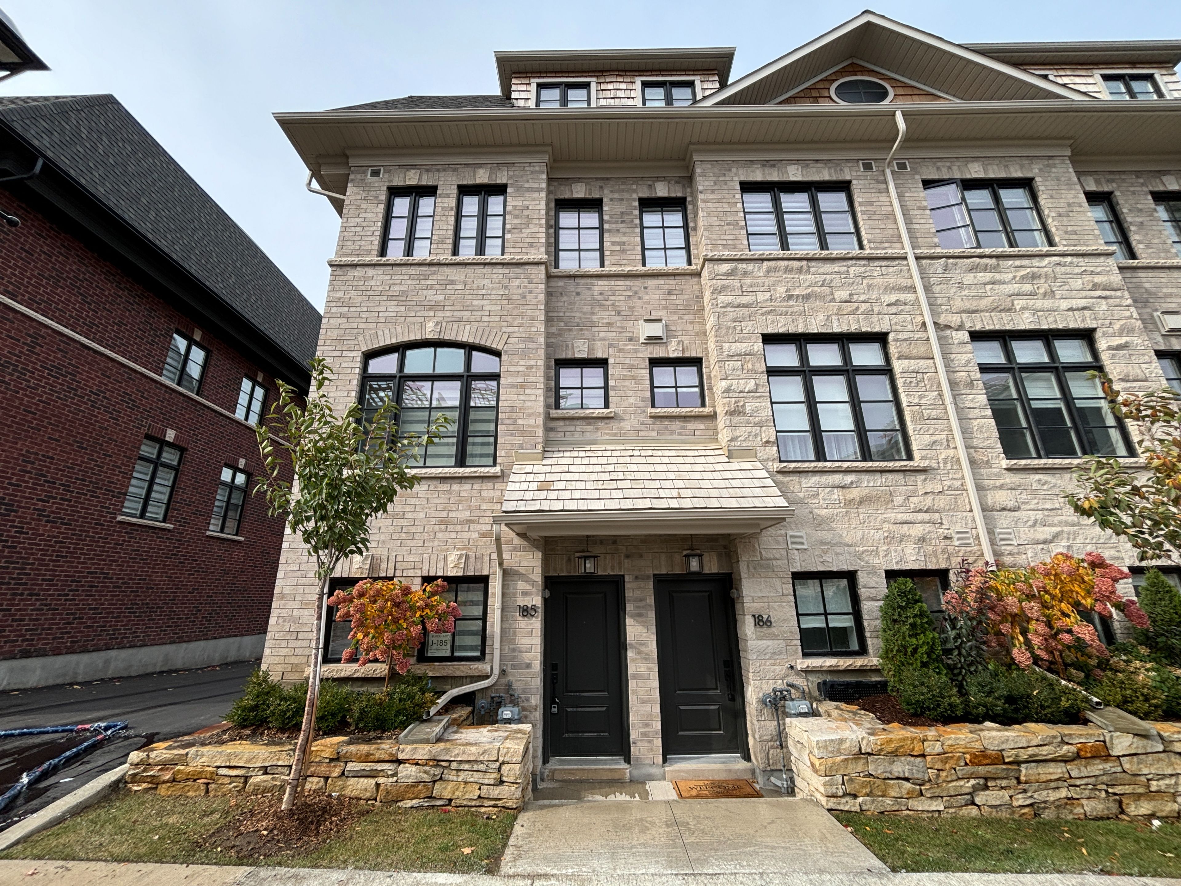 70 Lunar Crescent 185, Mississauga, On L5m 2r4
