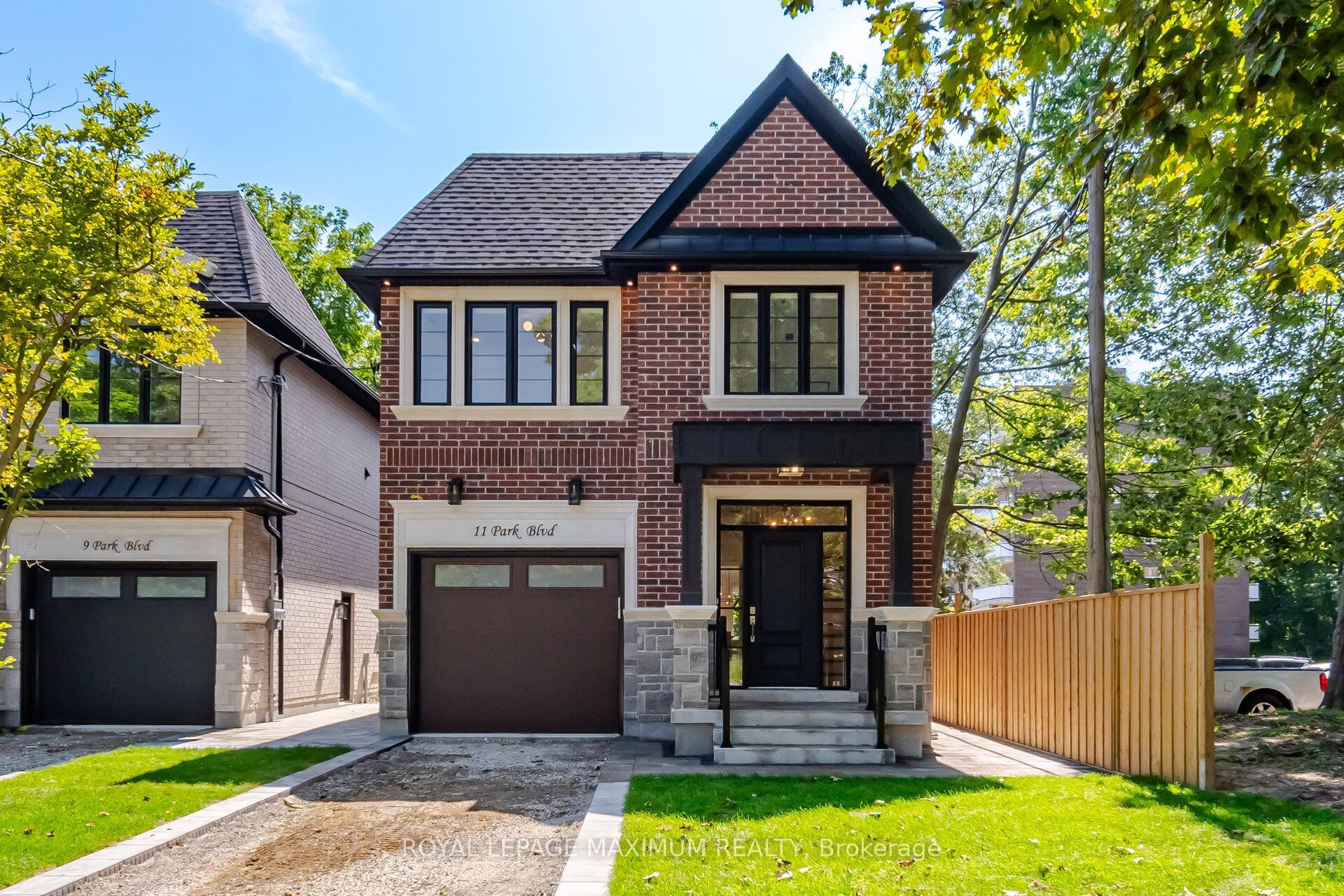 11 Park Boulevard, Toronto, On M8w 1g3