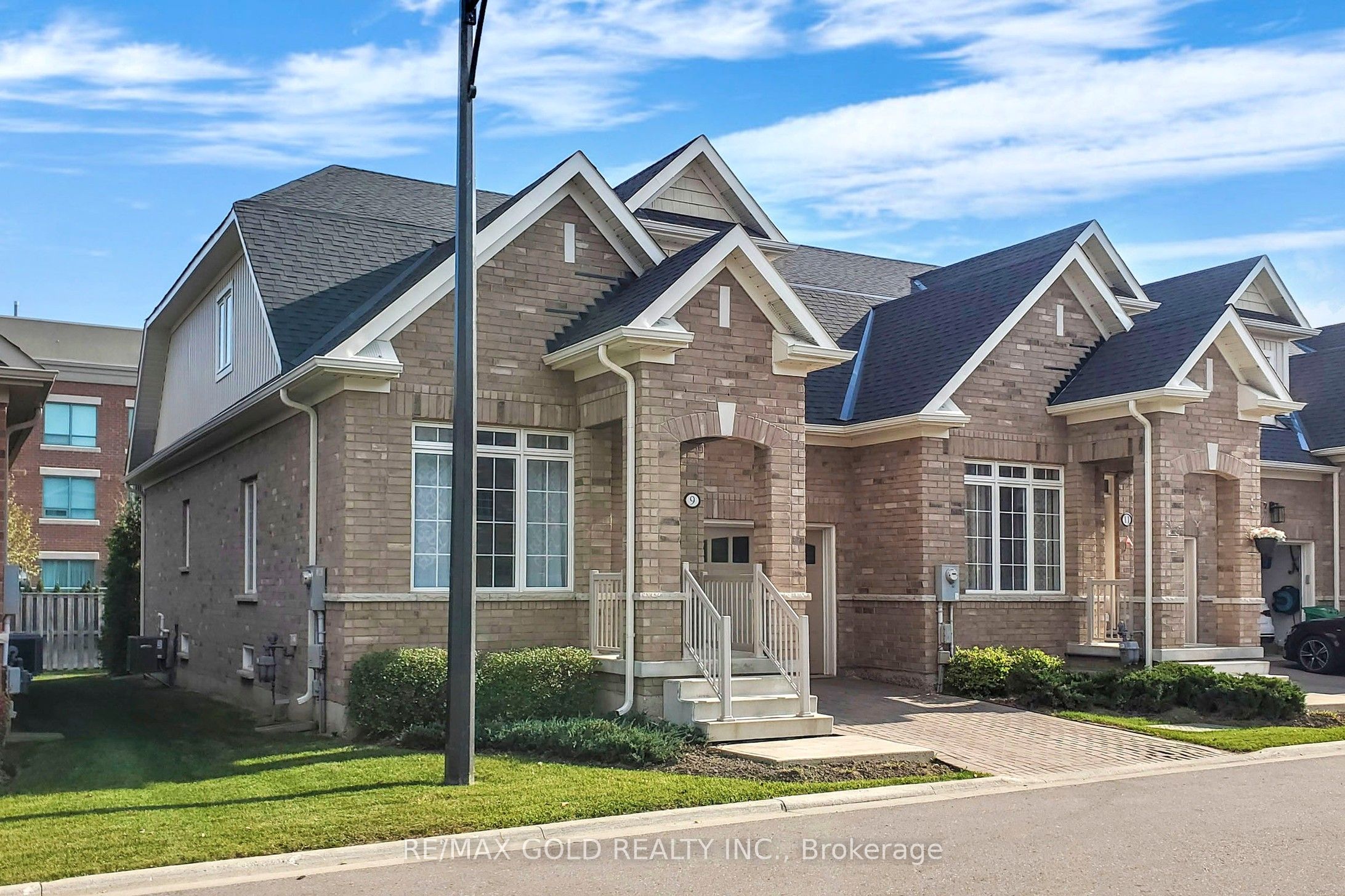 9 Lobelia Street, Brampton, On L6r 3z6