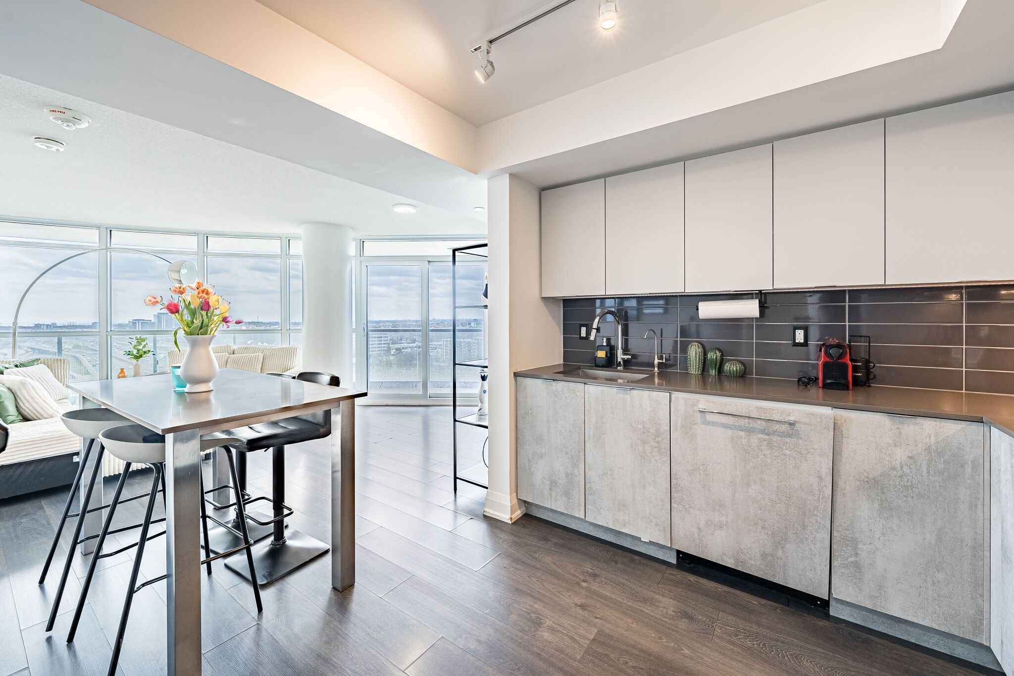 30 Gibbs Road 1309, Toronto, On M9b 0e4