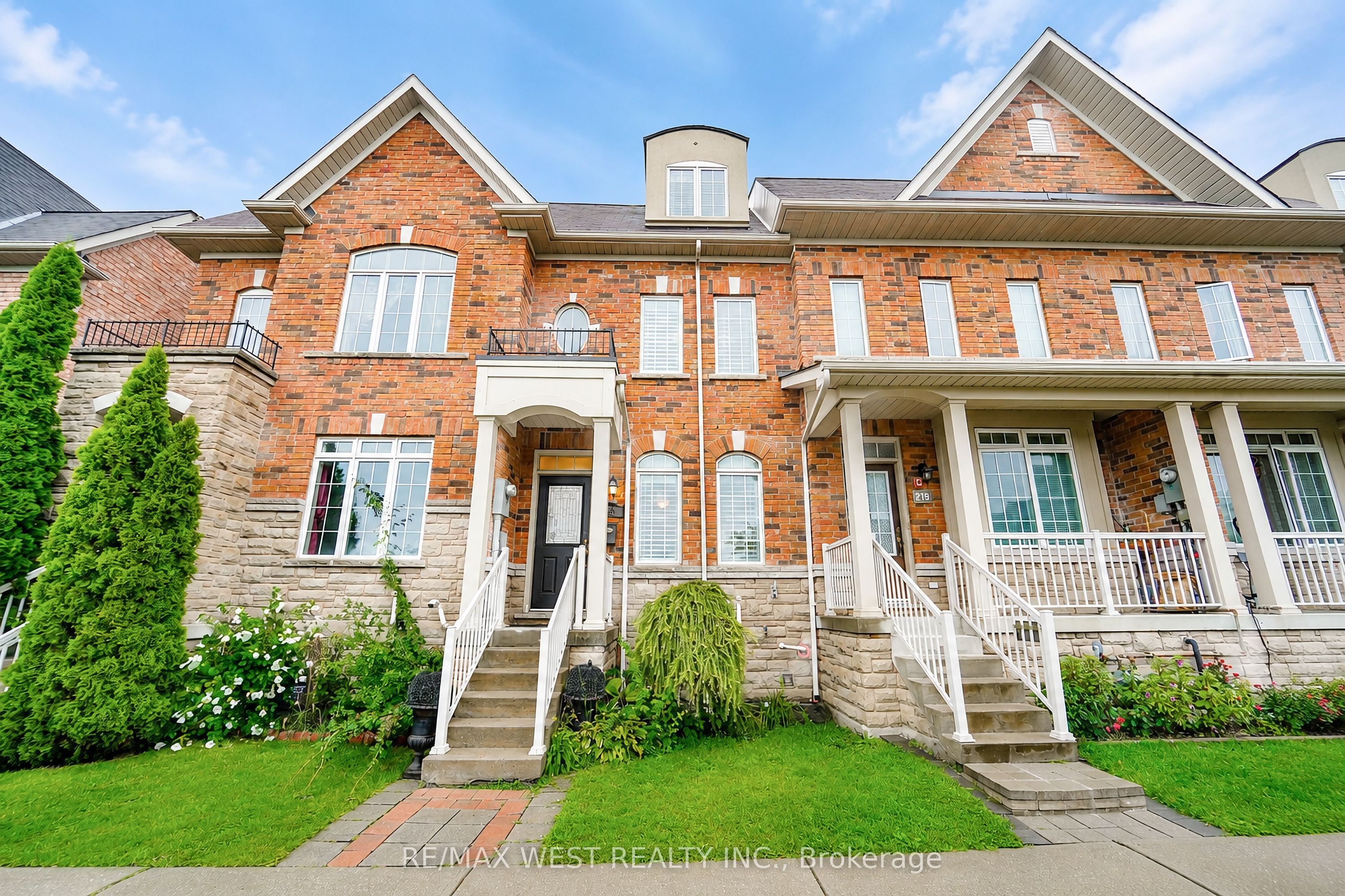 221 Isaac Devins Boulevard, Toronto, On M9m 0b6