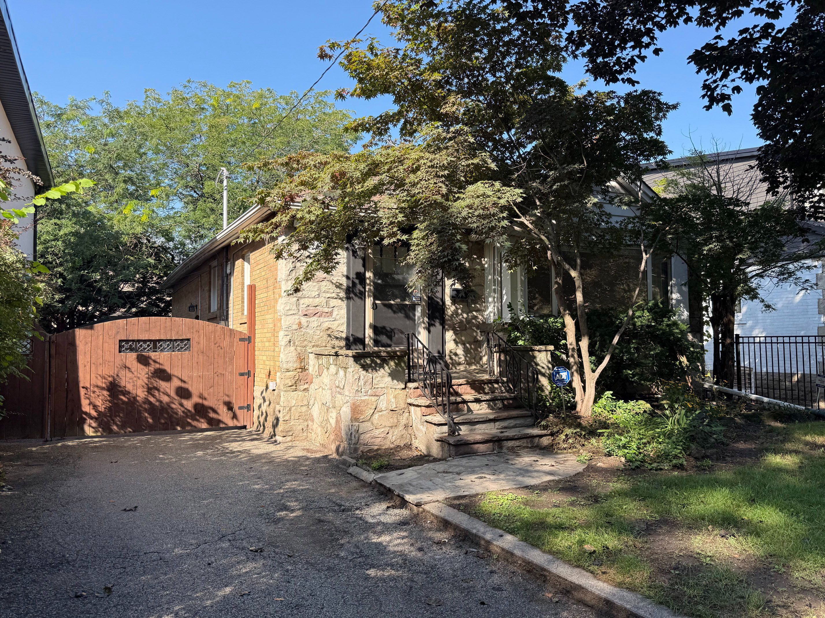 24 Elsfield Road, Toronto, On M8y 3r4