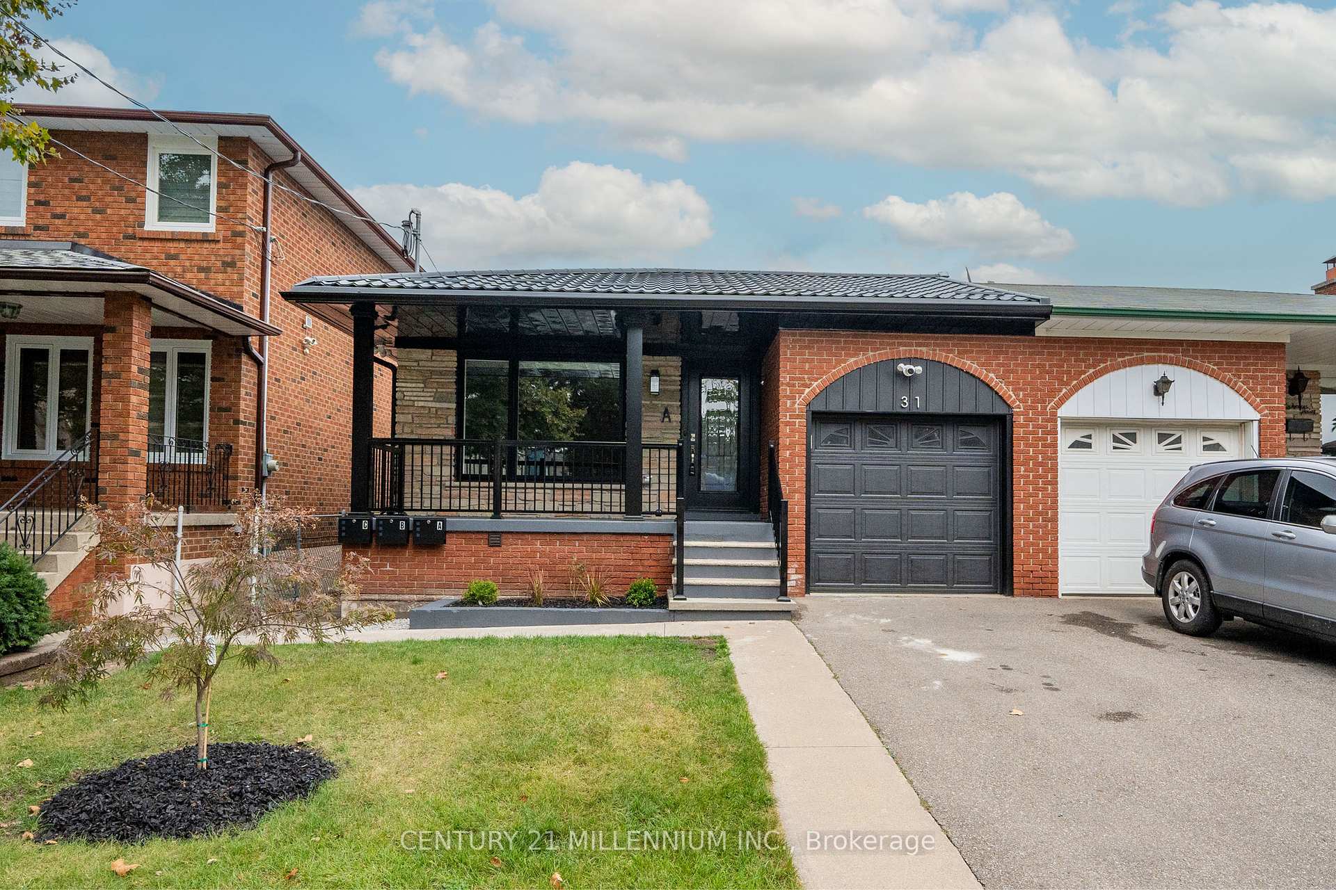 31 Mariposa Avenue B, Toronto, On M6n 4a1