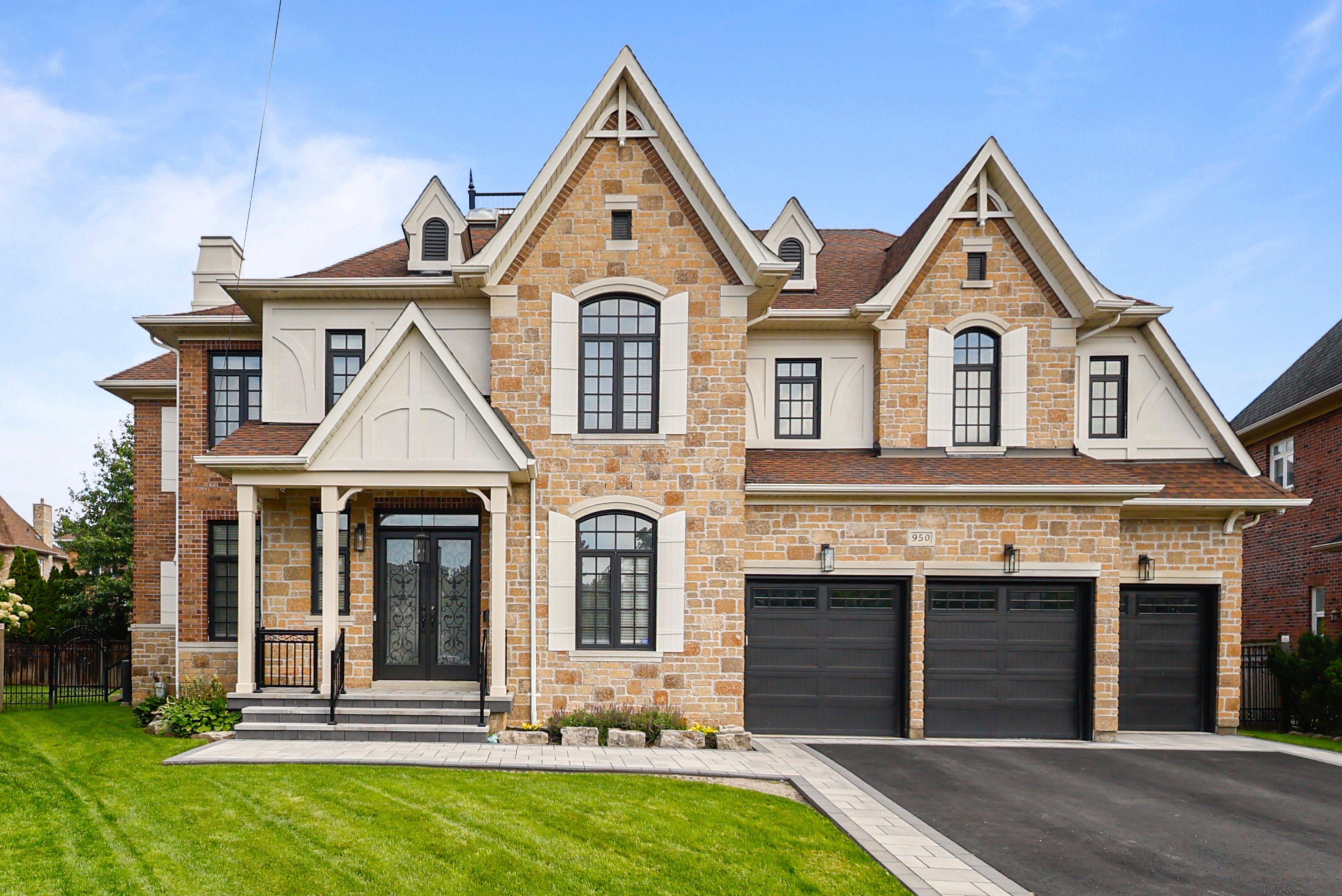 950 Fredonia Drive, Mississauga, On L5c 2w4