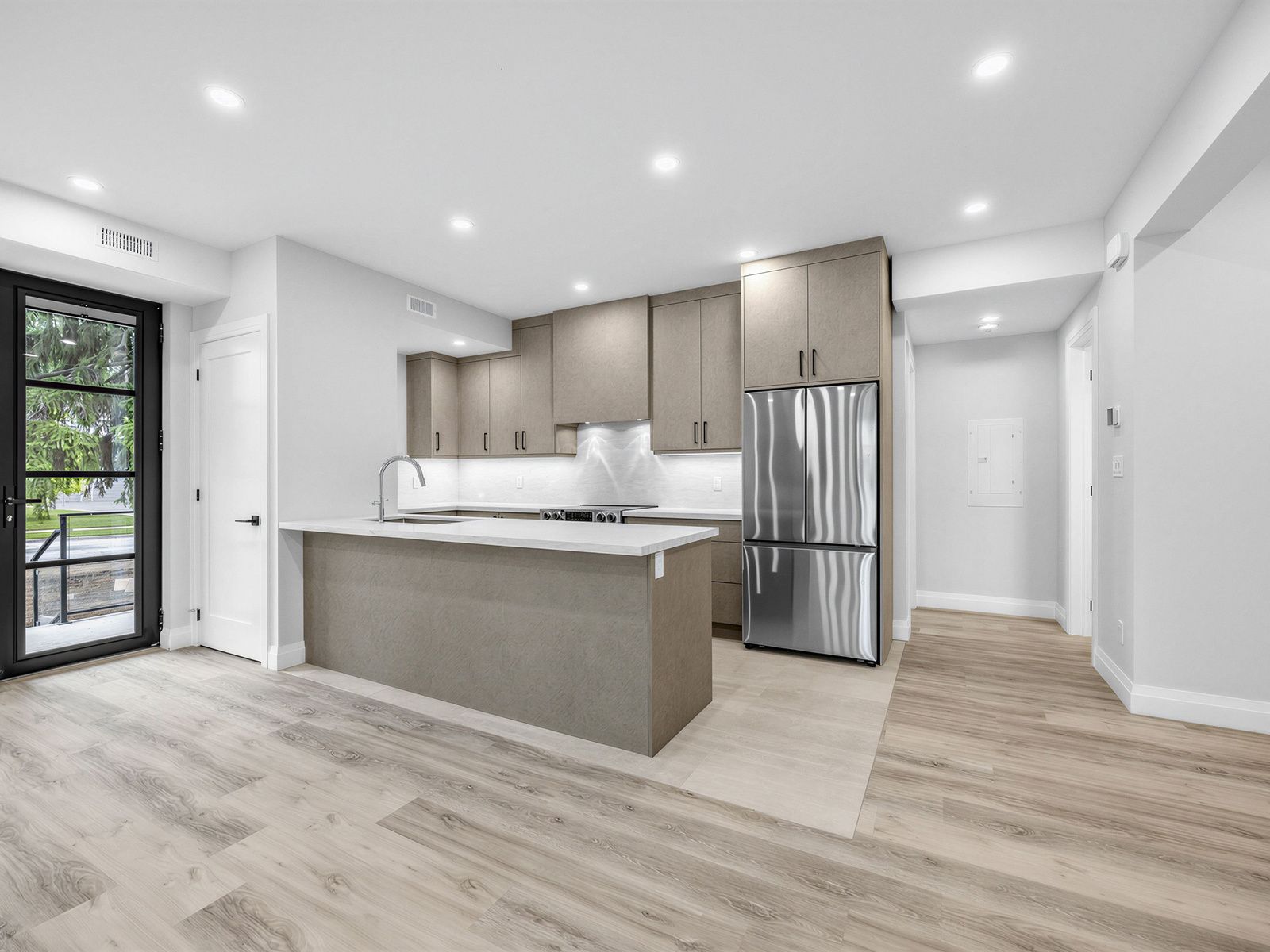 102 Shaver Avenue N 4, Toronto, On M9b 4n7