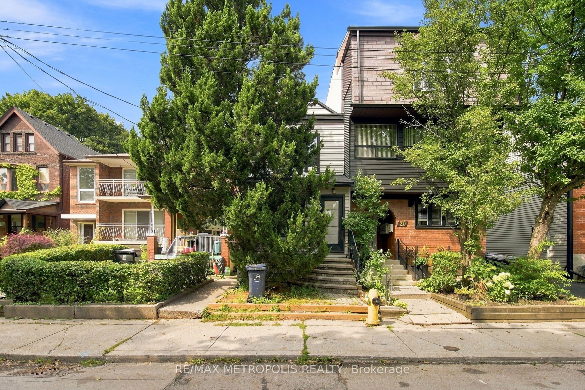 24 Marion Street, Toronto, On M6r 1e5