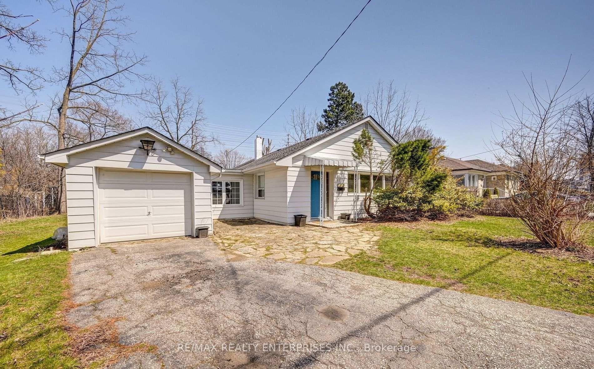 1235 Old River Road, Mississauga, On L5g 3g2