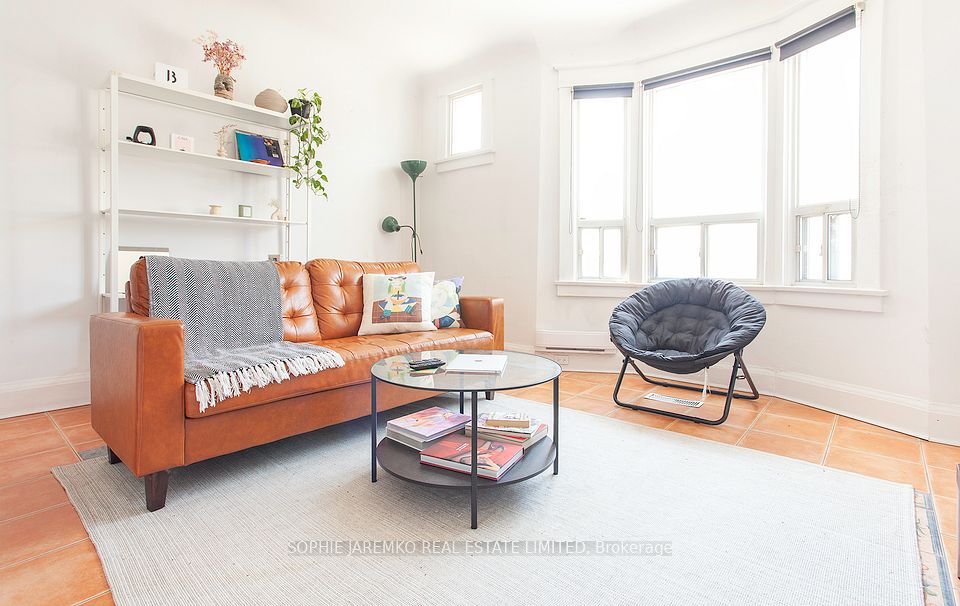 2102a Dundas Street W, Toronto, On M6r 1w9