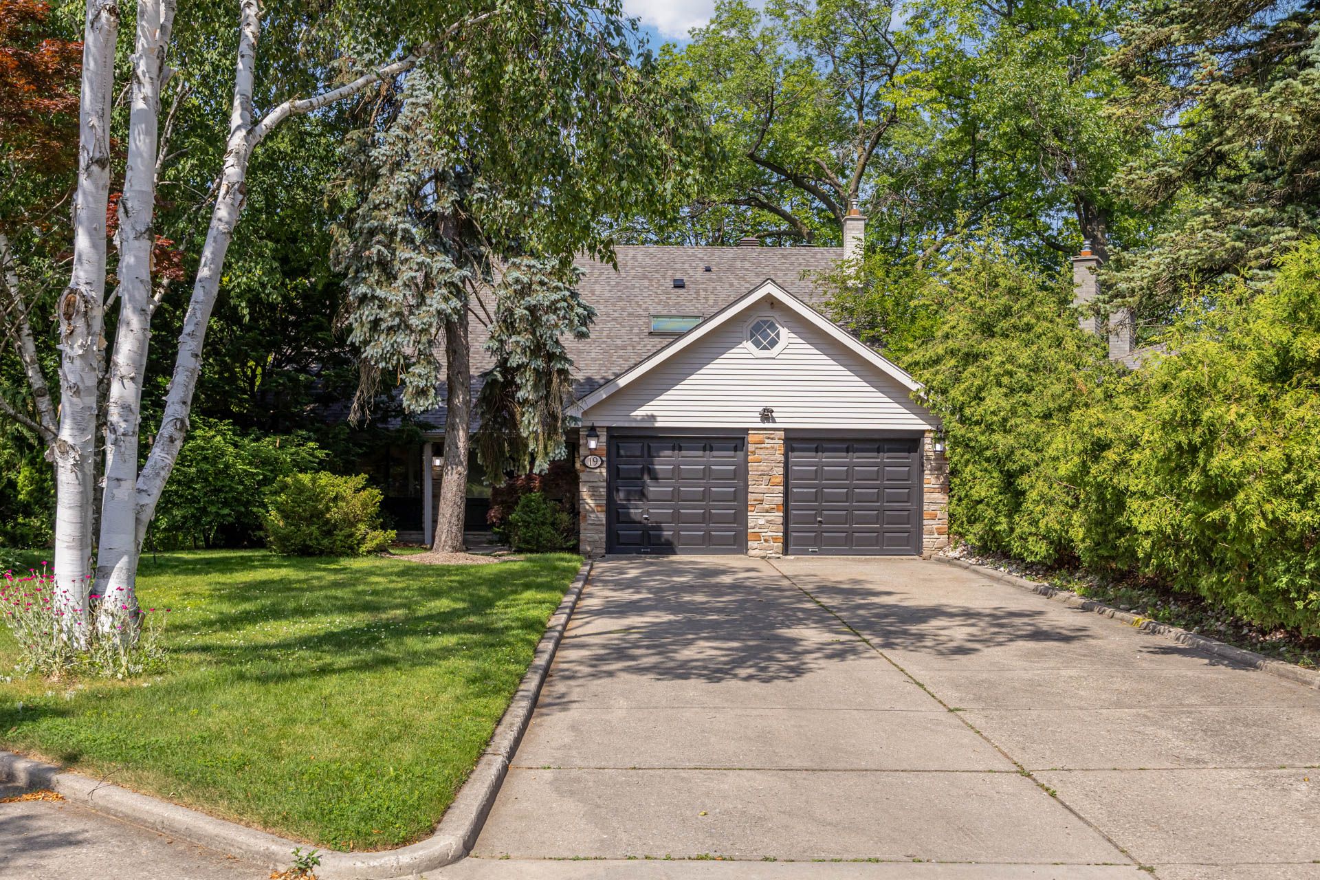 19 Ridgegate Crescent, Toronto, On M8y 2c9