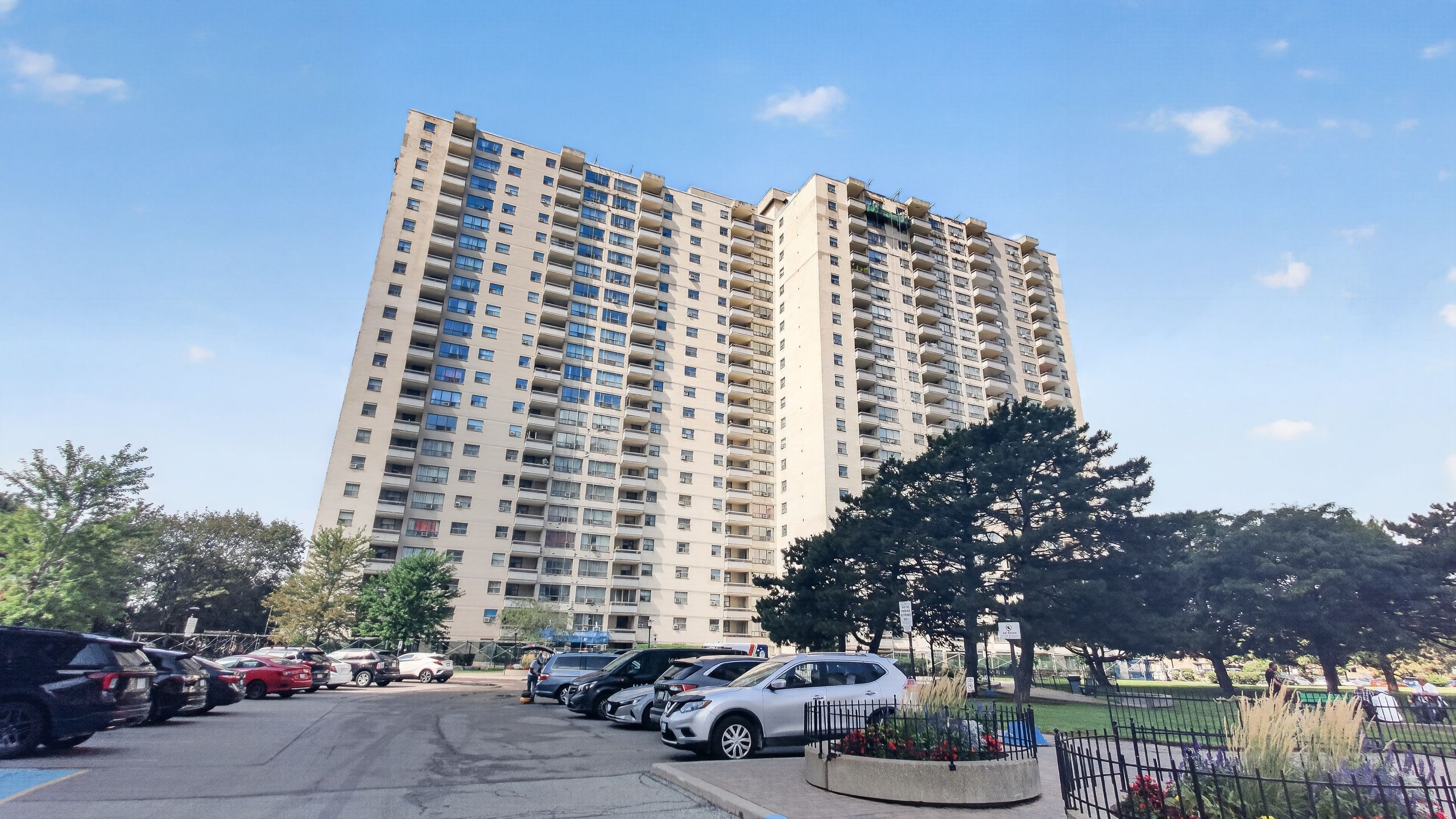 390 Dixon Road 1703, Toronto, On M9r 1t4