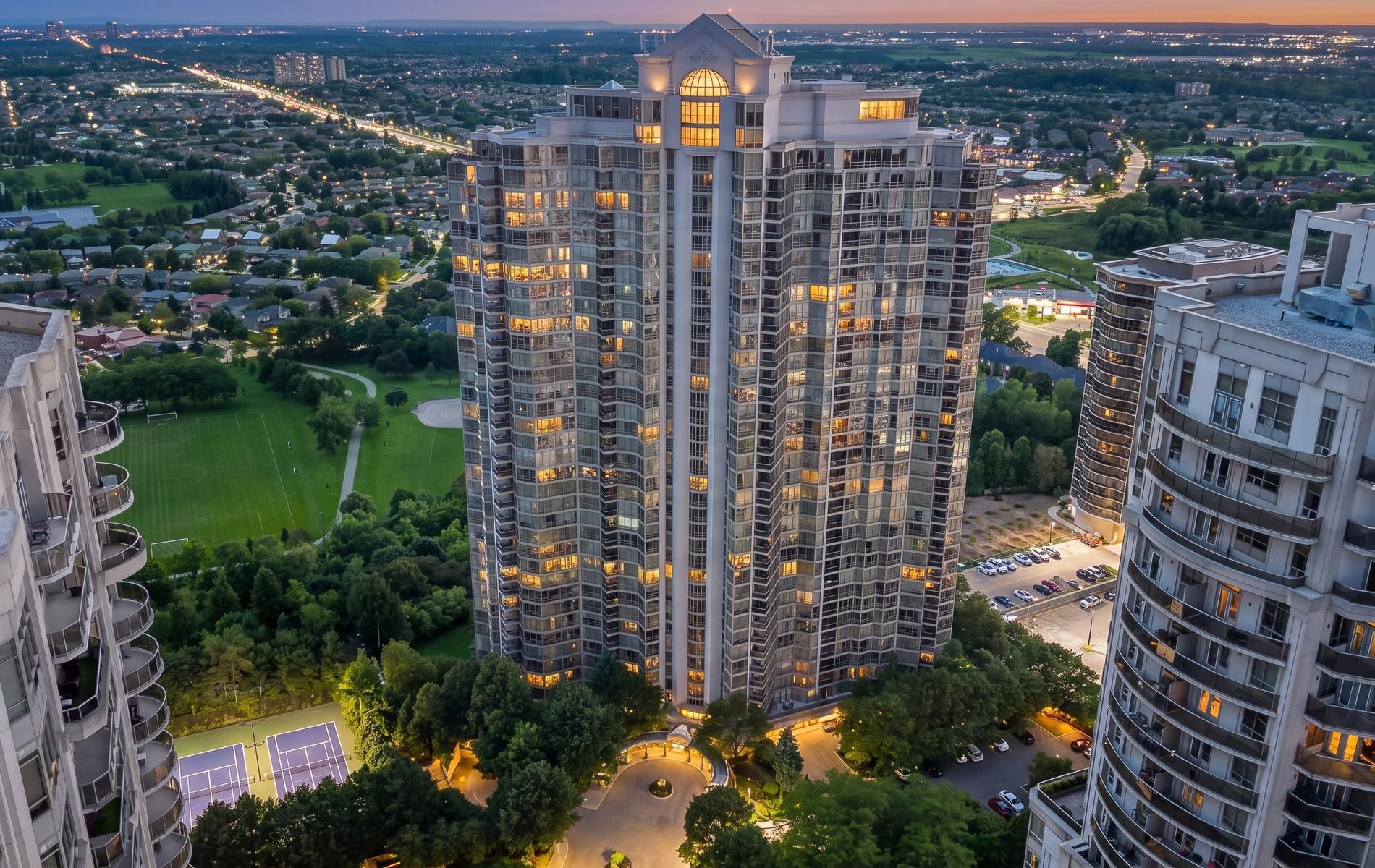 45 Kingsbridge Garden Circle 808, Mississauga, On L5r 3k4