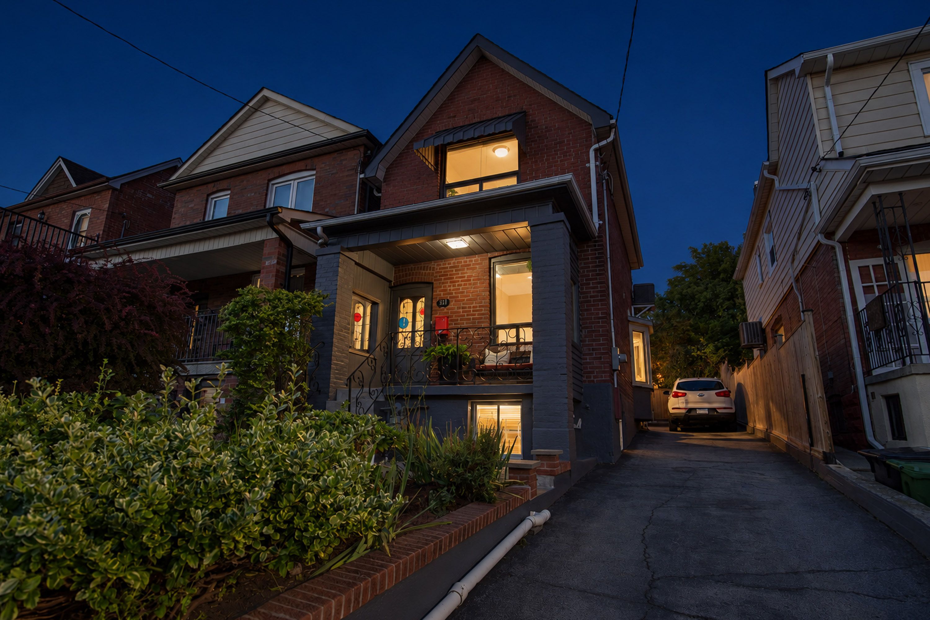 211 Blackthorn Avenue, Toronto, On M6n 3h7