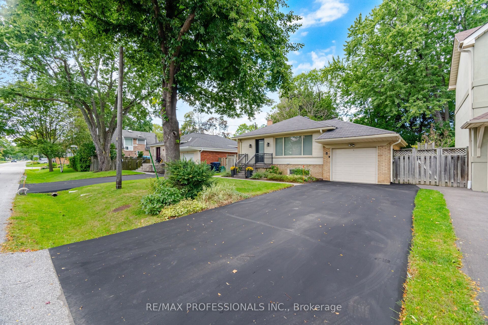 8 Beaverbrook Avenue, Toronto, On M9b 2m7