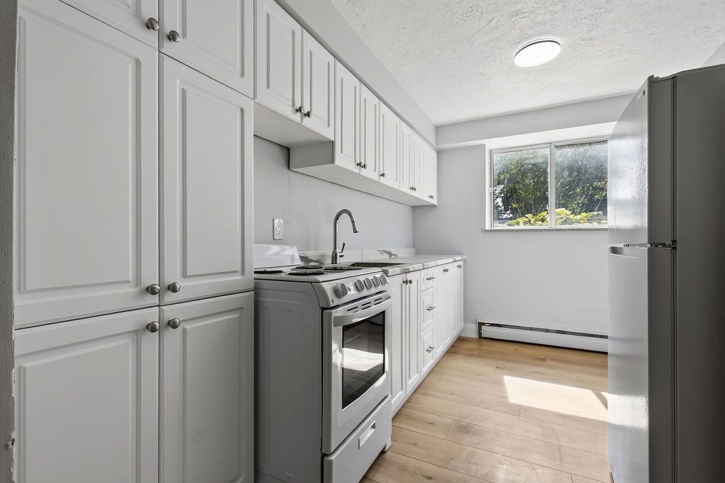 2393 New Street 103, Burlington, On L7r 1k1