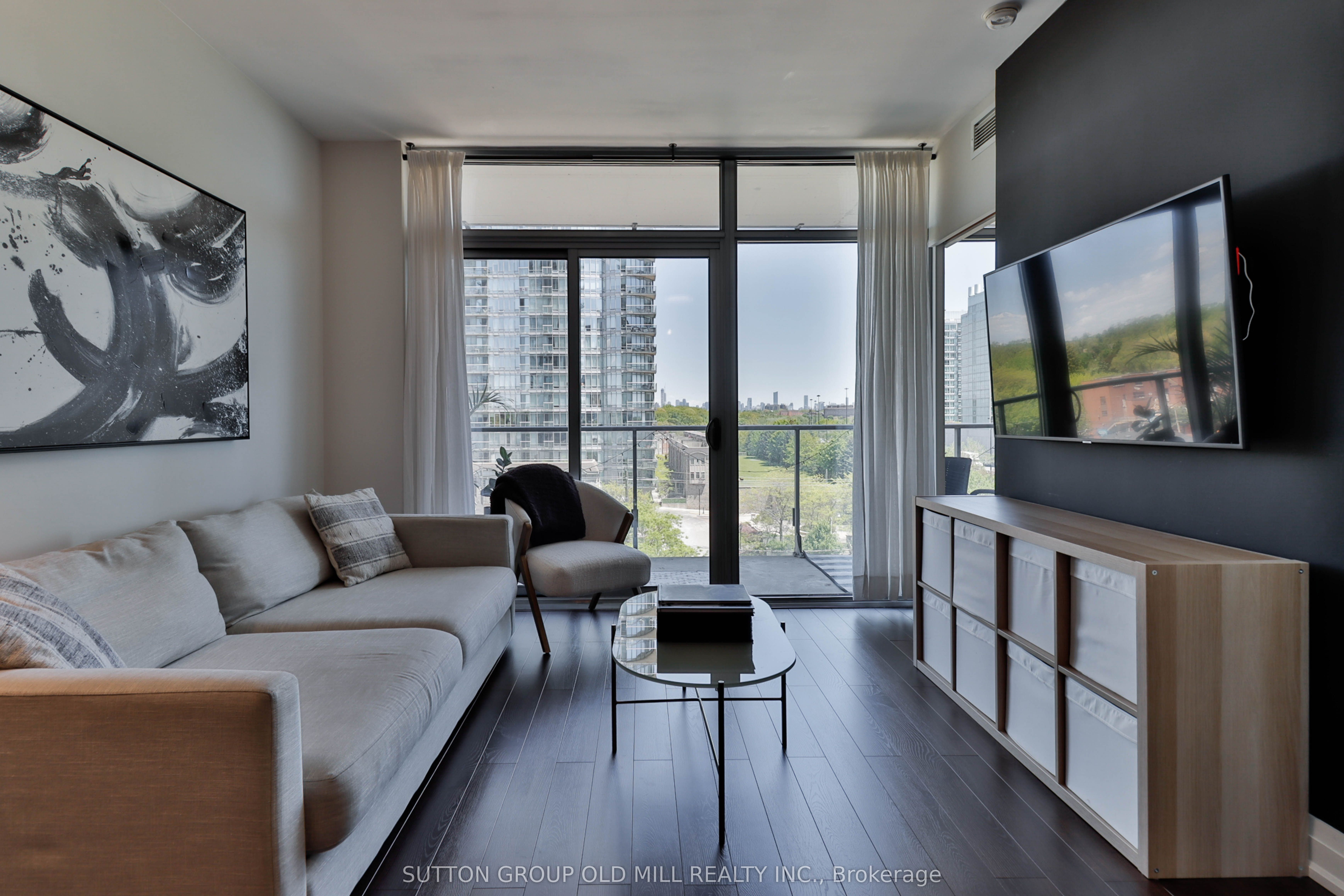103 The Queensway 602, Toronto, On M6s 5b3