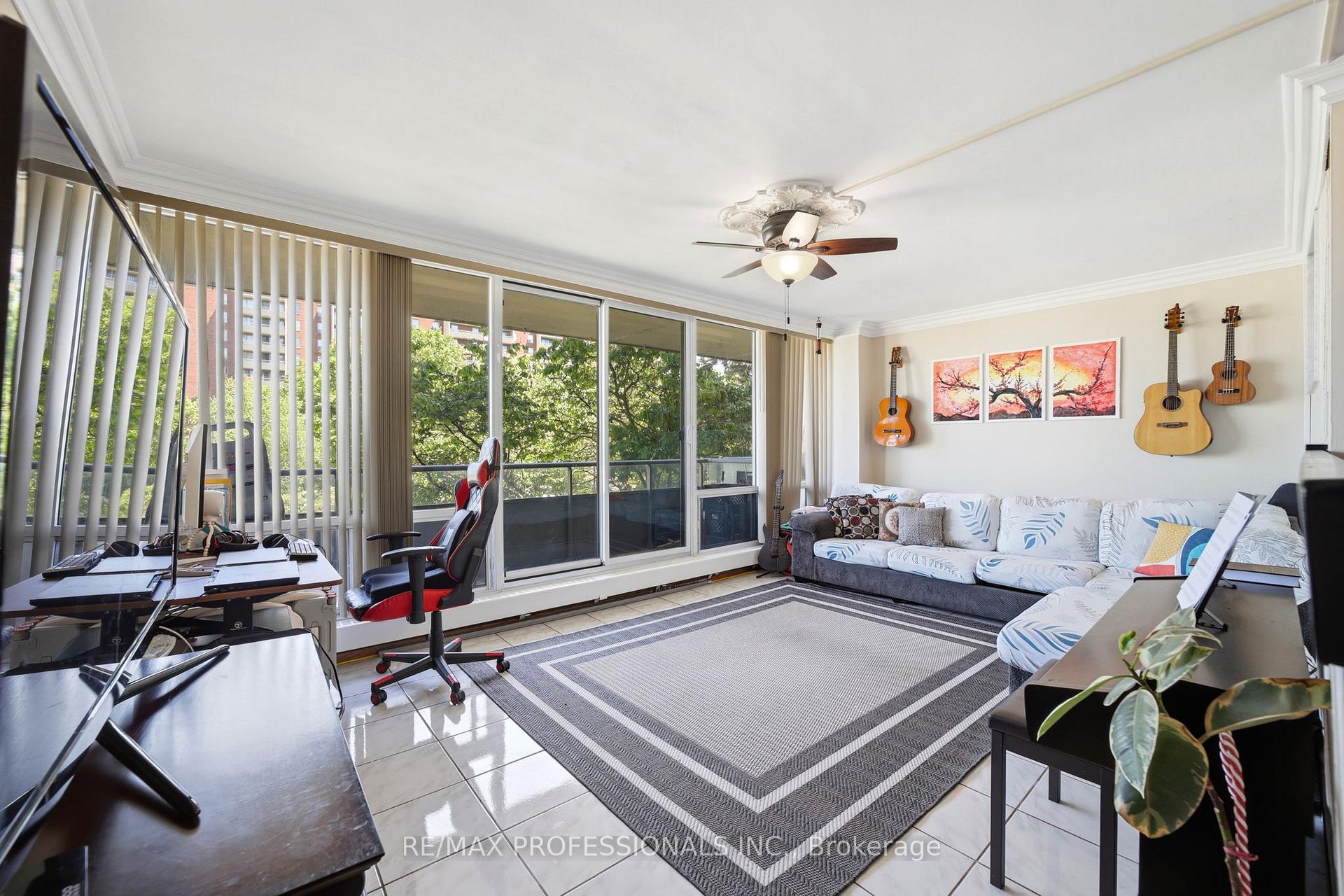 19 Four Winds Drive 204, Toronto, On M3j 2s9