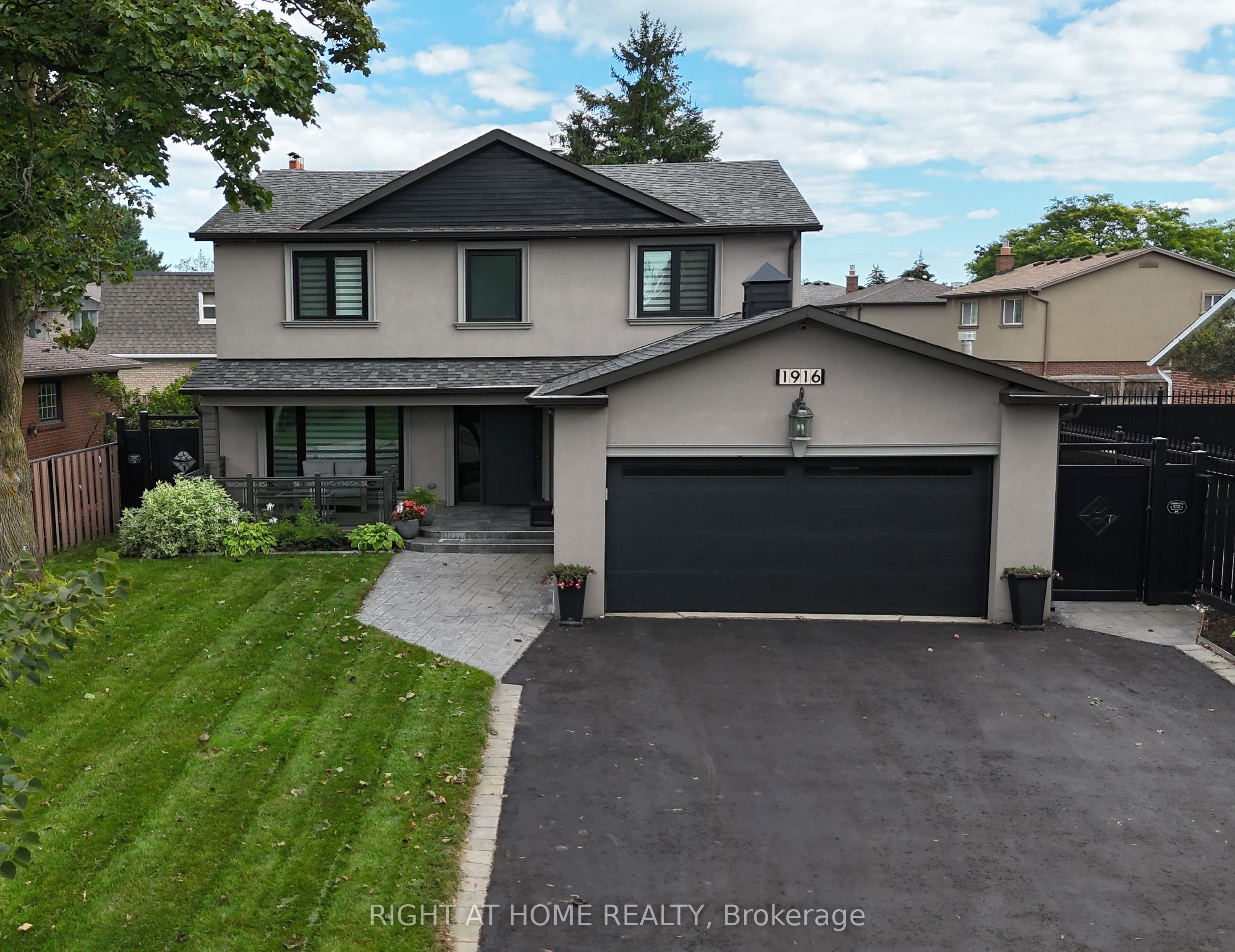 1916 Pagehurst Court, Mississauga, On L4x 1y7