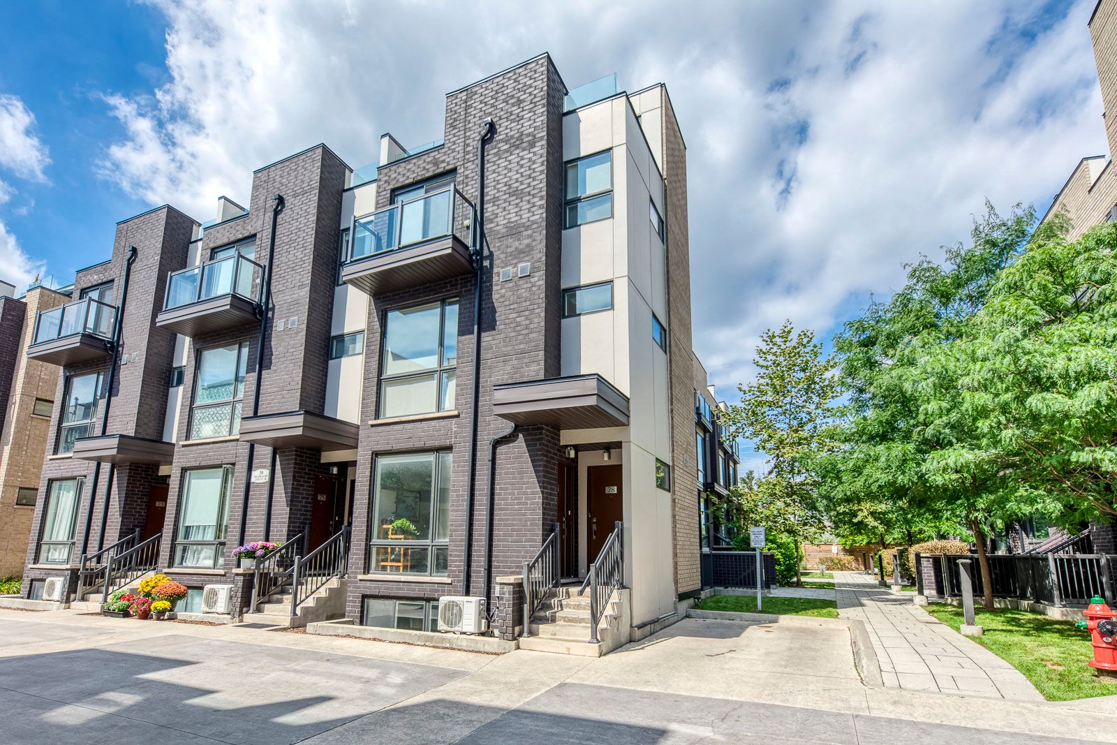 30 Fieldway Road 77, Toronto, On M8z 0e3