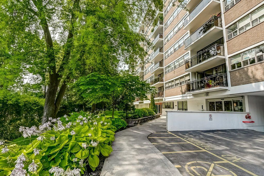 212 Kerr Street 404, Oakville, On L6k 3b1