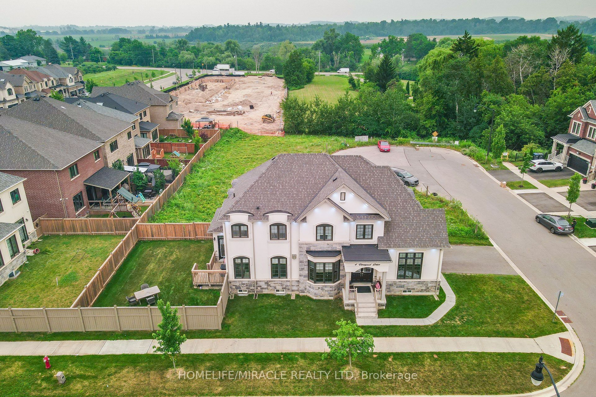 4 Vineyard Drive, Brampton, On L6y 1p3
