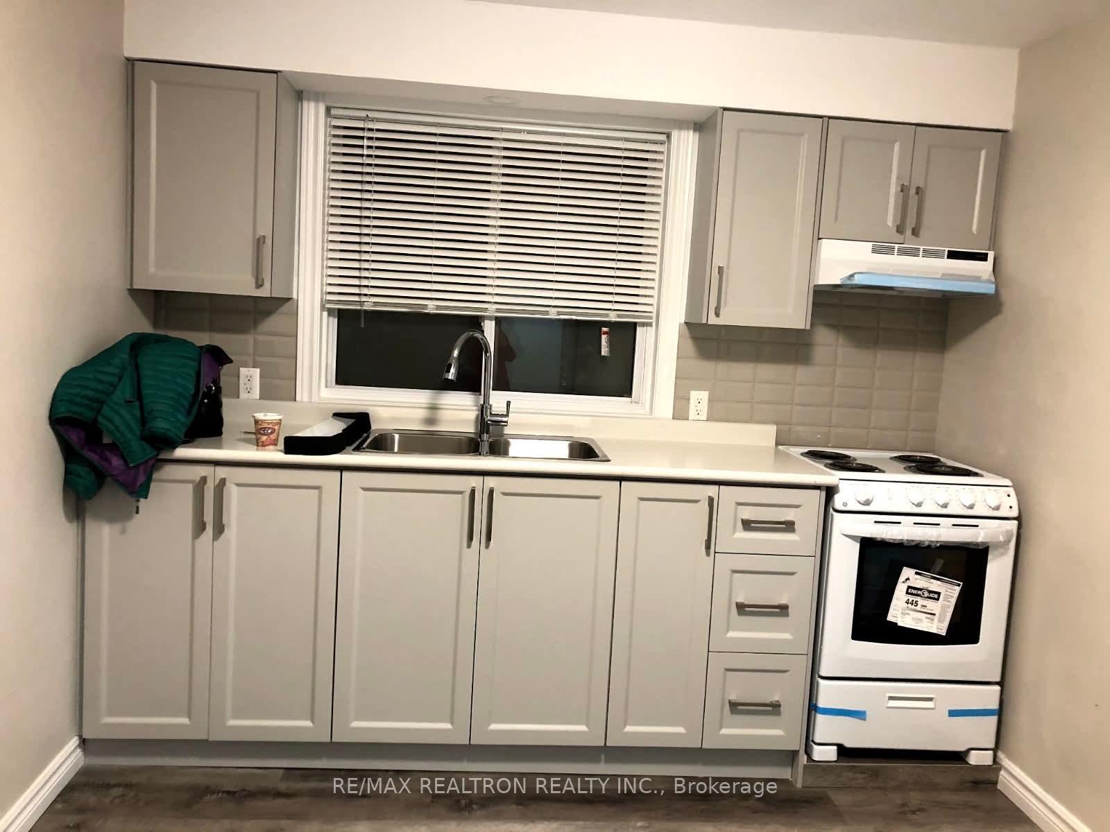 1576 Eglinton Avenue W 2, Toronto, On M6e 2g8