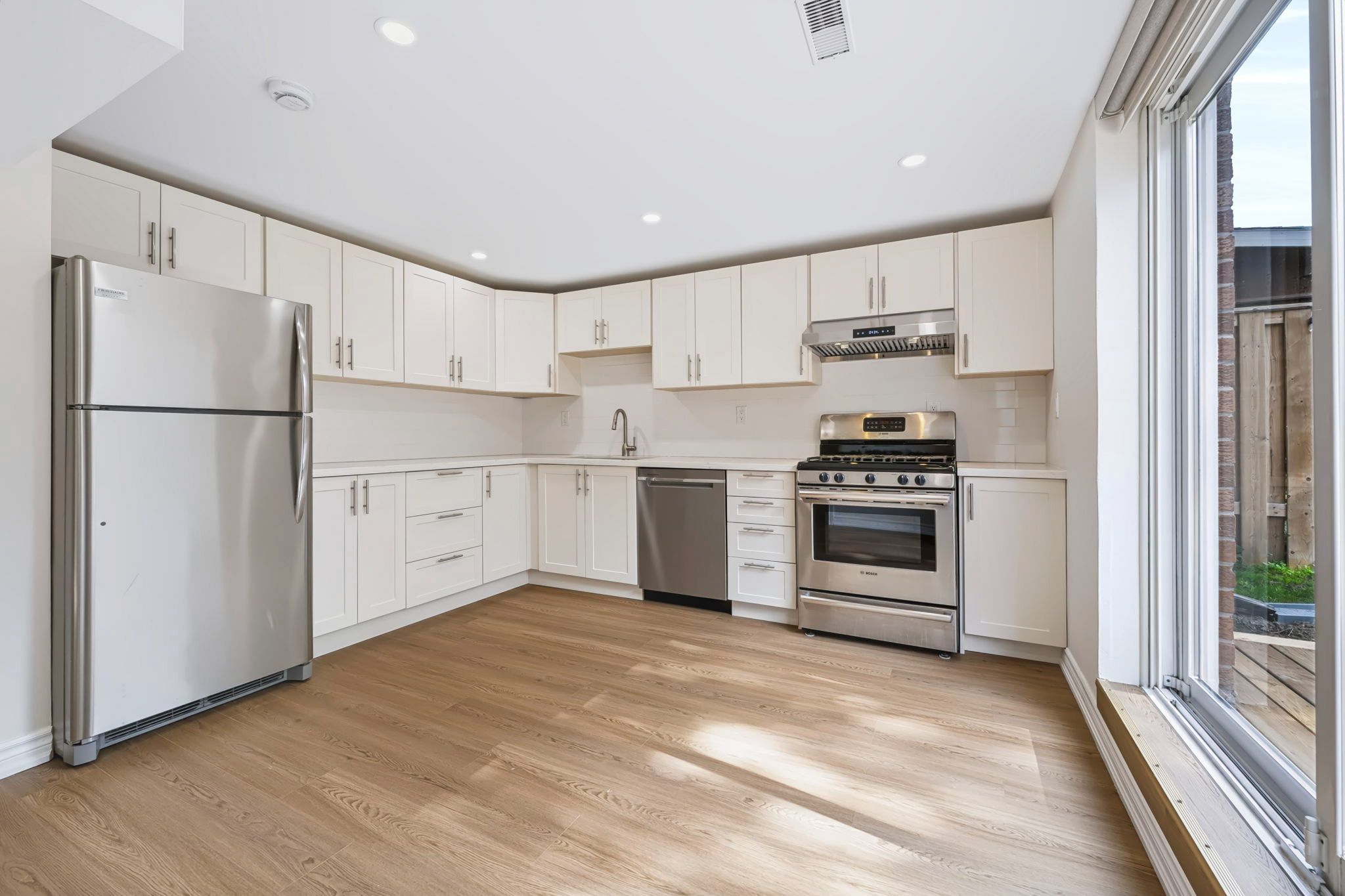 772 Gardner Avenue Lower, Mississauga, On L5e 3g1