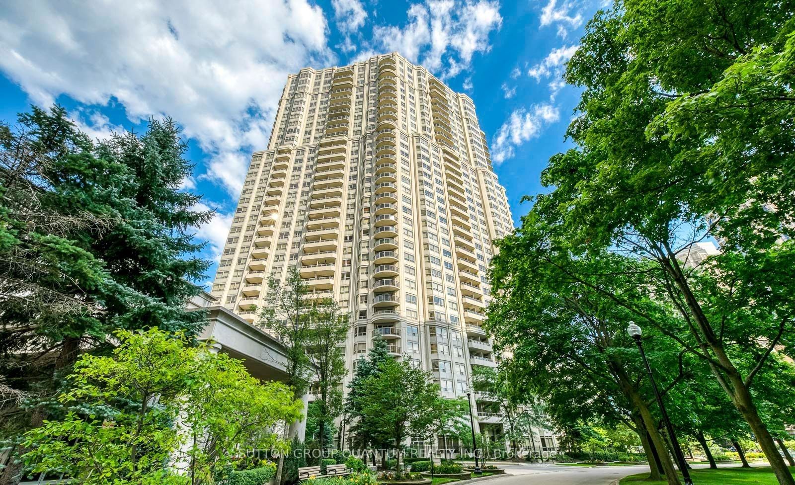 25 Kingsbridge Garden Circle 1123, Mississauga, On L5r 4b1