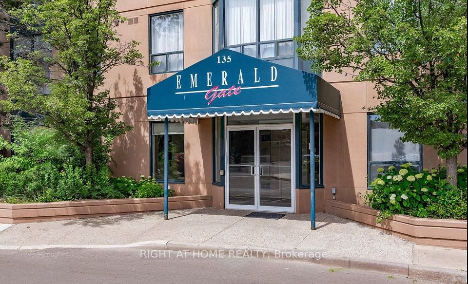 135 N Hillcrest Avenue S 808, Mississauga, On L5b 4b1