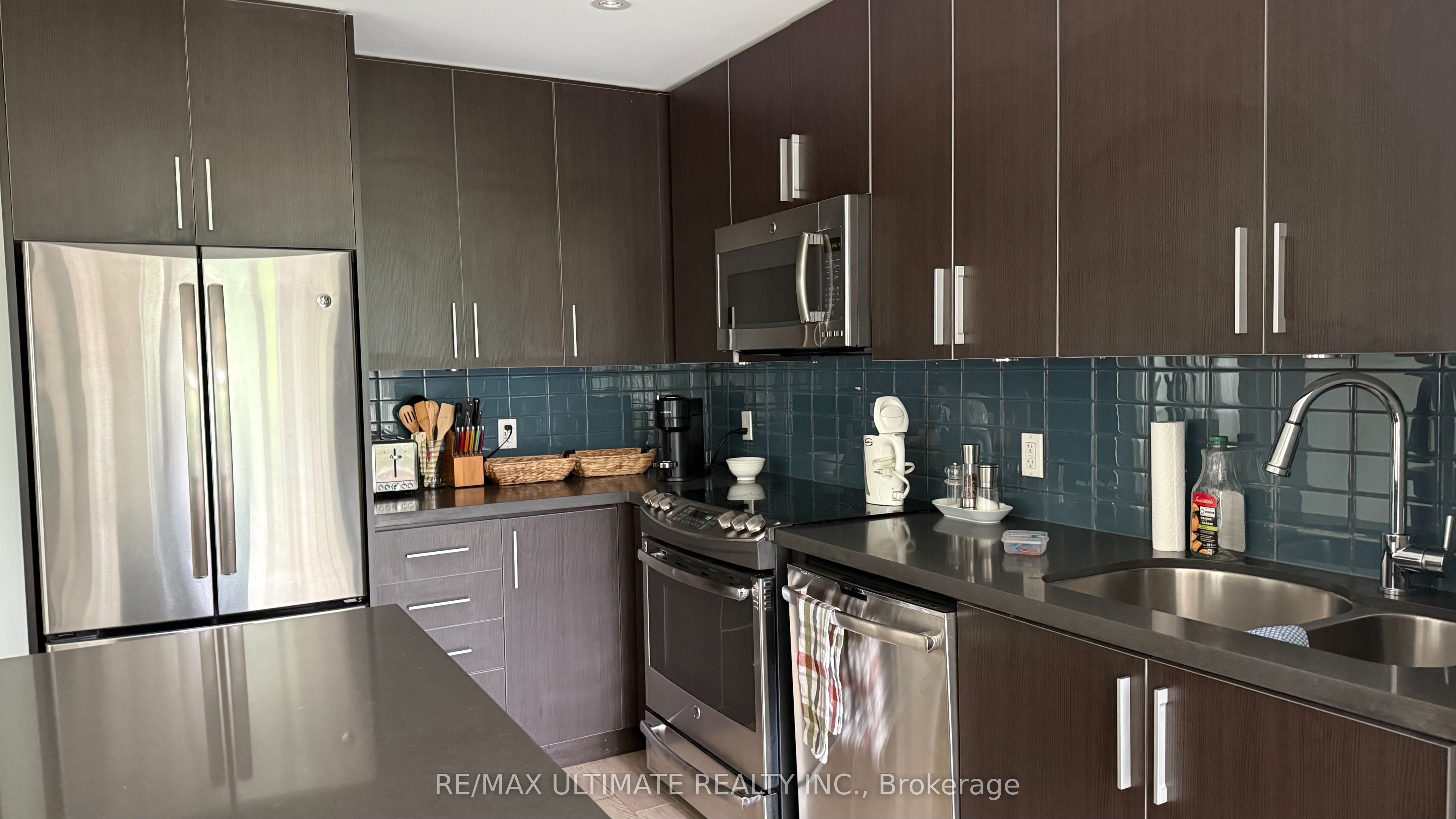 2212 Lake Shore Boulevard W Th1, Toronto, On M8v 0c2