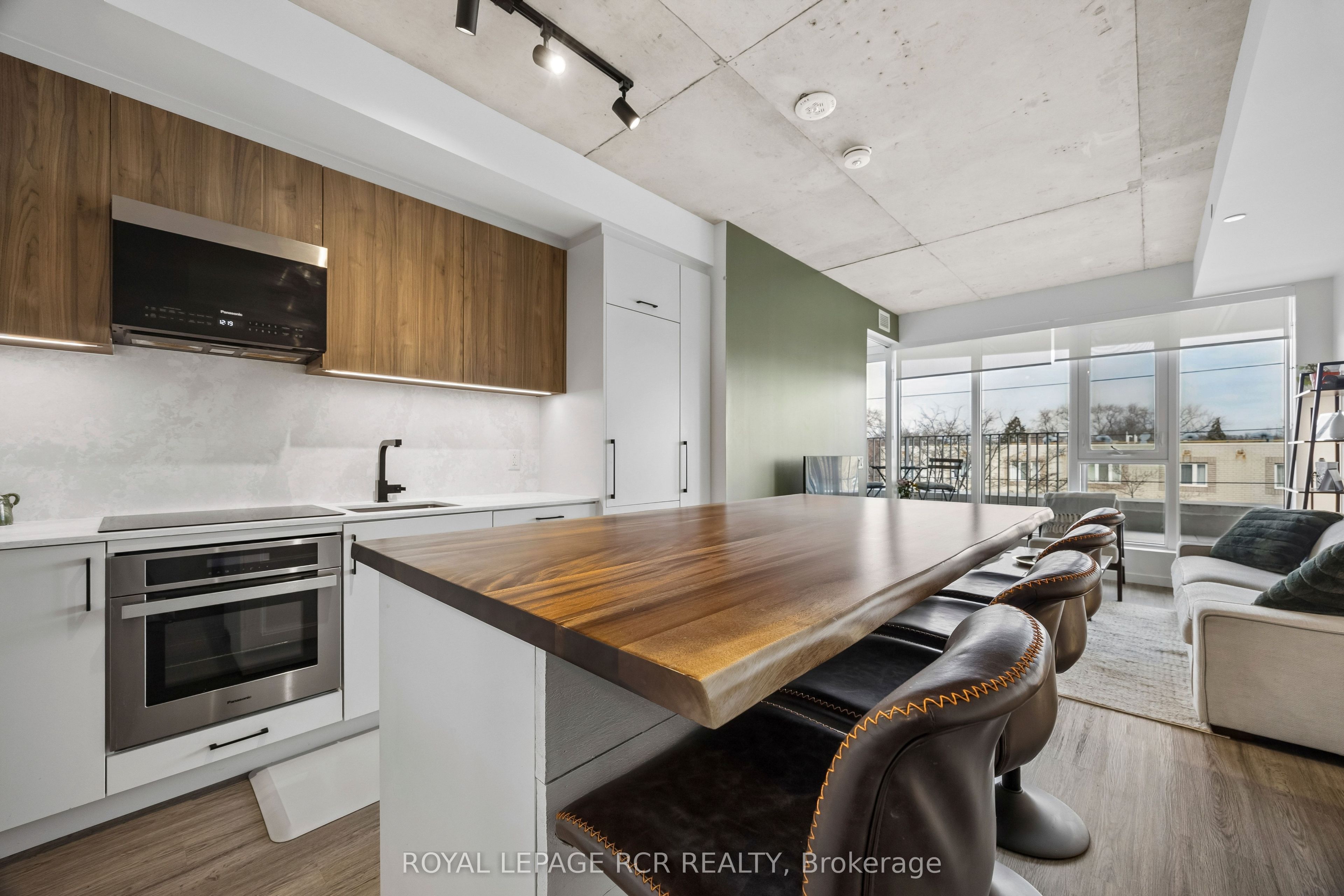 689 The Queensway 321, Toronto, On M8y 0c8