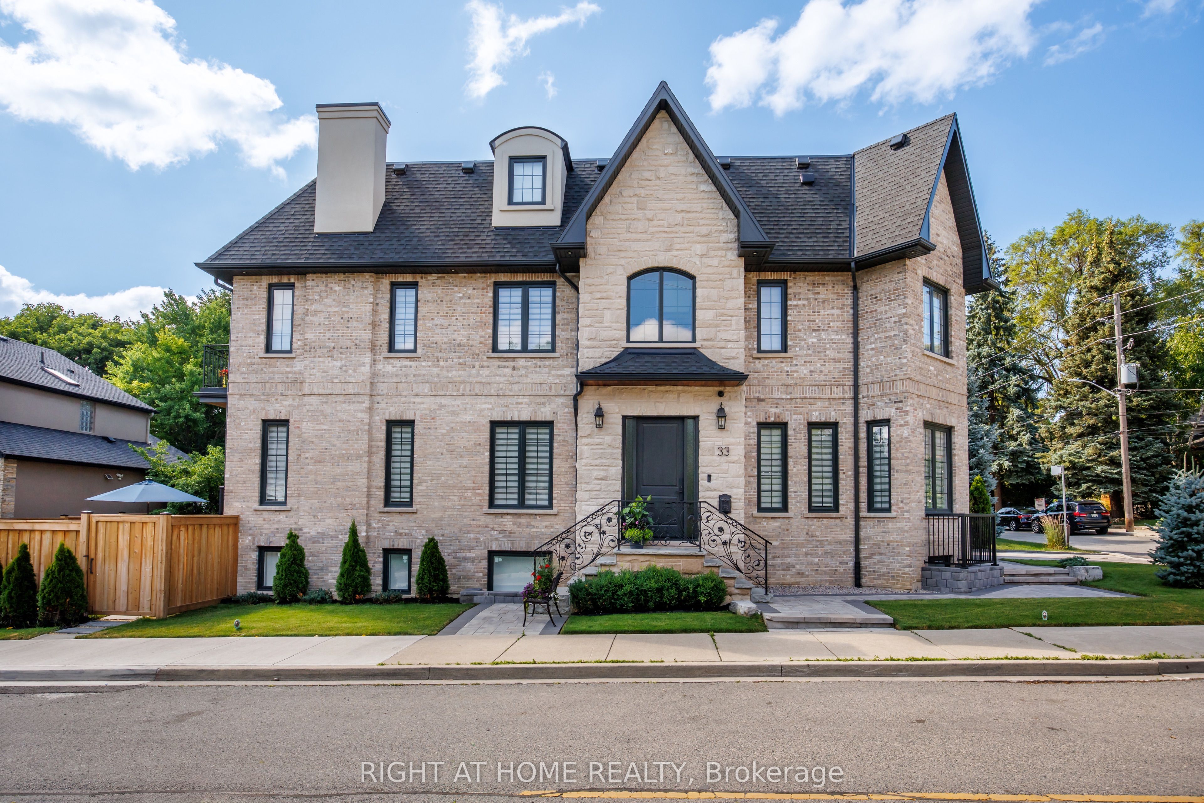 33 Thorndale Avenue, Toronto, On M8x 1w8